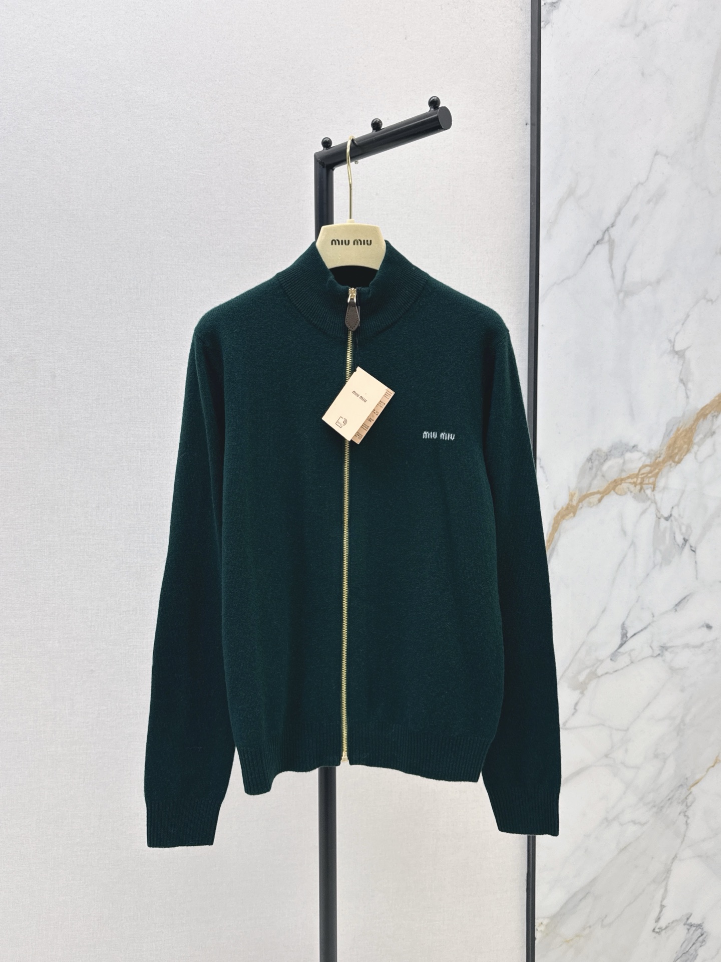 NO:545693,Recommended single models Miu 25Ss————The latest cashmere stand-collar cashmere jacket jacket age-reducing Miao style outfit, high-end feel, contrasting letter decoration, imported cashmere yarn fixed dye dark green, temperament girlish style age-reducing sweet atmosphere, original customized slim fit style, huge slim upper body, one color is available for sale in stock,,miumiu, jackets & coats, jackets & coats, alexander wang19860909爆单款推荐 Miu 25Ss————秋冬最新款羊绒立领羊绒夹克外套减龄缪系穿搭 高级感拉满 撞色字母装饰 进口羊绒纱线定染墨绿色 气质少女风减龄甜美气息 原版定制修身版型上身巨显瘦 一色现货发售sml,,miumiu,jackets & coats,jackets & coats,alexander wang,Women's clothing