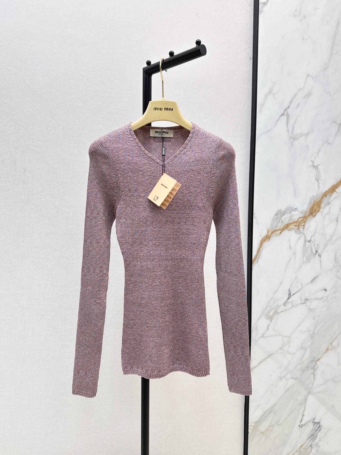 NO:545688,The same style for the show Miu 25Ss———The latest autumn and winter style of the newest style of the collar strip elastic base long-sleeved sweater yb purchased exclusive custom dyed yarn. It is full of elasticity, slim fit style and slim up~ Exquisite, elegant temperament, autumn and winter inner wear artifact, one color is available in stock sml,,miumiu,alexander wang19860909走秀同款 Miu 25Ss————秋冬最新款领坑条弹力打底长袖针织衫yb购入独家定制定染纱线 弹力十足 修身版型显瘦Up～ 精致 气质优雅 秋冬内搭神器 一色现货发售sml,,miumiu,alexander wang,Women's clothing