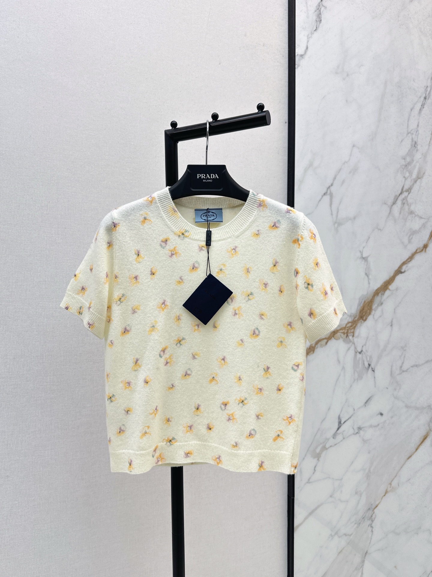 NO:545676,PD 25Ss———The latest heavy floral print cardigan in autumn and winter, buttery creamy face is full of fresh and beautiful florals, too gentle~~ Dingyi heavy wool + mohair blended yarn, gentle cream color, imported loom creates a light soft and glutinous wool, full-position, fresh color floral pattern print, art-like effect, shocking craftsmanship, full sense of high-end, round neck short-sleeved style, back triangular logo highlights style, top body has temperament and is very well-behaved, all kinds of skirts or pants are easy to match, one-color spot sml, skirts, T-shirt, alexander wang19860909PD 25Ss————秋冬最新款重磅花卉印花开衫奶油色织面饰满幅清新唯美碎花也太仙太温柔了～～ 定纺重磅绵羊毛+马海毛混纺纱线 对色温柔奶油色系 进口织机打造轻盈软糯织面 依身满版全定位清新配色花卉图案印花 艺术品般的效果 工艺震撼 高级感满满 圆领短袖版型 后背饰织物三角形徽标凸显格调 上身有气质又很乖 各式半裙或者裤子都好搭 一色现货发售sml,,skirts,T-shirt,alexander wang,Women's clothing