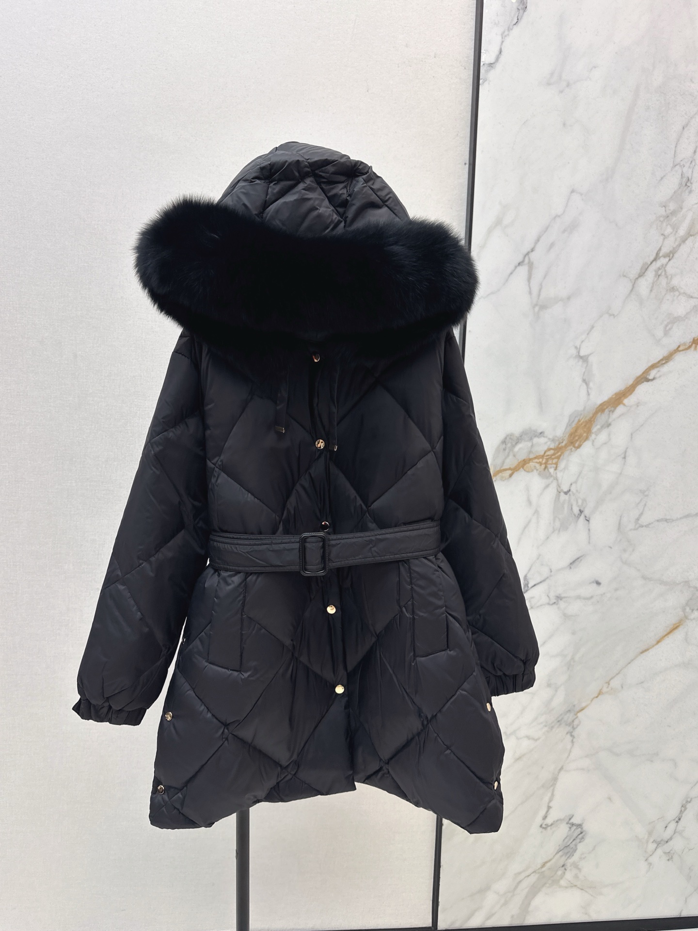 NO:545670,With dust bag Max 25Ss———The latest classic fox fur collar mid-length hooded down jacket in autumn and winter. It is very practical and easy to hold various combinations. It exudes the retro British style and shows a strong visual effect. Create a three-dimensional and crisp style. It shows the neat side of the woman. Imported heavy 90-fold filling, light, comfortable and warm. yb hardware accessories. The material feel is super good. Recommended. Three-color spot-on smlxl,, jackets & coats, down jacket, hats, alexander wang19860909配防尘袋Max 25Ss————秋冬最新款经典狐狸毛领中长款连帽羽绒服外套 实穿性很高 轻松hold各种搭配 流露着英伦复古风 同时又展现出强烈的视觉效果 打造立体挺括的版型 穿着尽显女性利落的一面 进口重磅90绒填充 轻盈舒适又保暖 yb五金配件 实物质感超级赞 推荐 三色现货发售smlxl,,jackets & coats,down jacket,hats,alexander wang,Women's clothing