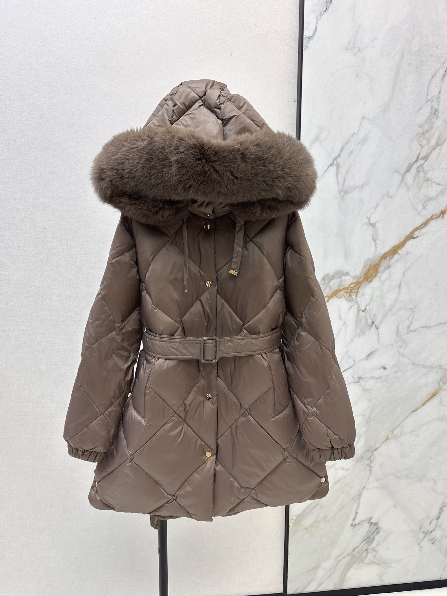 NO:545665,With dust bag Max 25Ss———The latest classic fox fur collar mid-length hooded down jacket in autumn and winter. It is very practical and easy to hold various combinations. It exudes the retro British style and shows a strong visual effect. Create a three-dimensional and crisp style. It shows the neat side of the woman. Imported heavy 90-fold filling, light, comfortable and warm. yb hardware accessories. The material feel is super good. Recommended. Three-color spot sale smlxl,, jackets & coats, down jacket, hats, alexander wang19860909配防尘袋Max 25Ss————秋冬最新款经典狐狸毛领中长款连帽羽绒服外套 实穿性很高 轻松hold各种搭配 流露着英伦复古风 同时又展现出强烈的视觉效果 打造立体挺括的版型 穿着尽显女性利落的一面 进口重磅90绒填充 轻盈舒适又保暖 yb五金配件 实物质感超级赞 推荐 三色现货发售smlxl,,jackets & coats,down jacket,hats,alexander wang,Women's clothing