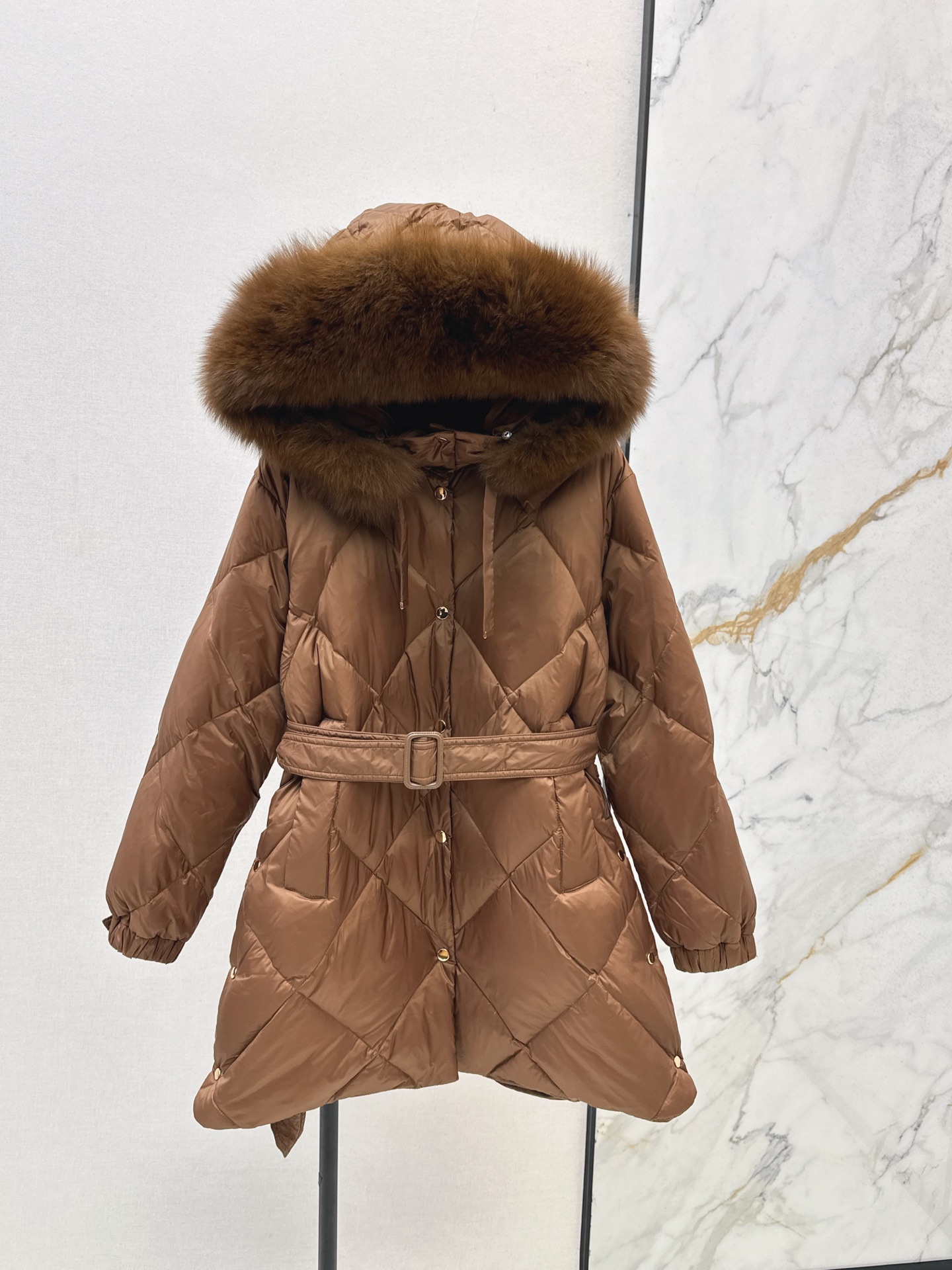 NO:545660,With dust bag Max 25Ss———The latest classic fox fur collar mid-length hooded down jacket in autumn and winter. It is very practical and easy to hold various combinations. It exudes the retro British style and shows a strong visual effect. Create a three-dimensional and crisp style. It shows the neat side of the woman. Imported heavy 90-fold filling, light, comfortable and warm. yb hardware accessories. The material feel is super good. Recommended. Three-color spot sale smlxl,, jackets & coats, down jacket, hats, alexander wang19860909配防尘袋Max 25Ss————秋冬最新款经典狐狸毛领中长款连帽羽绒服外套 实穿性很高 轻松hold各种搭配 流露着英伦复古风 同时又展现出强烈的视觉效果 打造立体挺括的版型 穿着尽显女性利落的一面 进口重磅90绒填充 轻盈舒适又保暖 yb五金配件 实物质感超级赞 推荐 三色现货发售smlxl,,jackets & coats,down jacket,hats,alexander wang,Women's clothing