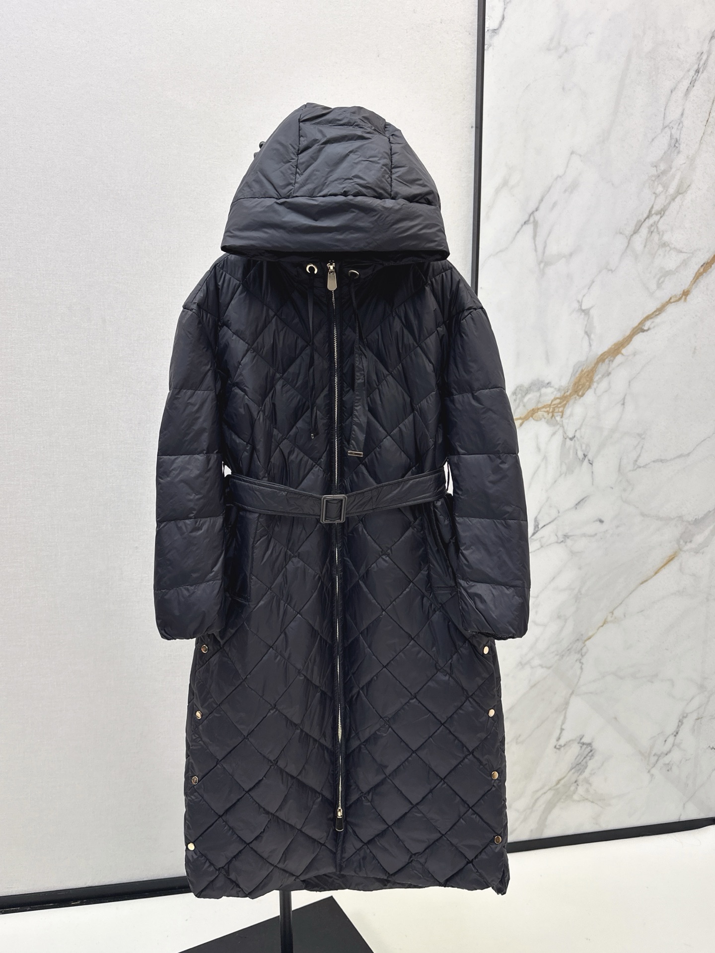 NO:545656,With dust bag Max 25Ss———The latest classic long hooded down jacket in autumn and winter. It is very practical and easy to hold various combinations. It exudes the retro British style and shows a strong visual effect. Create a three-dimensional and crisp style. It shows the neat side of the woman. Imported heavy 90-fold filling, light, comfortable and warm. yb hardware accessories. The material feel is super good. Recommended. Three-color spot-on mlxl,, jackets & coats, down jacket, hats, alexander wang19860909配防尘袋Max 25Ss————秋冬最新款经典长款连帽羽绒服外套 实穿性很高 轻松hold各种搭配 流露着英伦复古风 同时又展现出强烈的视觉效果 打造立体挺括的版型 穿着尽显女性利落的一面 进口重磅90绒填充 轻盈舒适又保暖 yb五金配件 实物质感超级赞 推荐 三色现货发售mlxl,,jackets & coats,down jacket,hats,alexander wang,Women's clothing