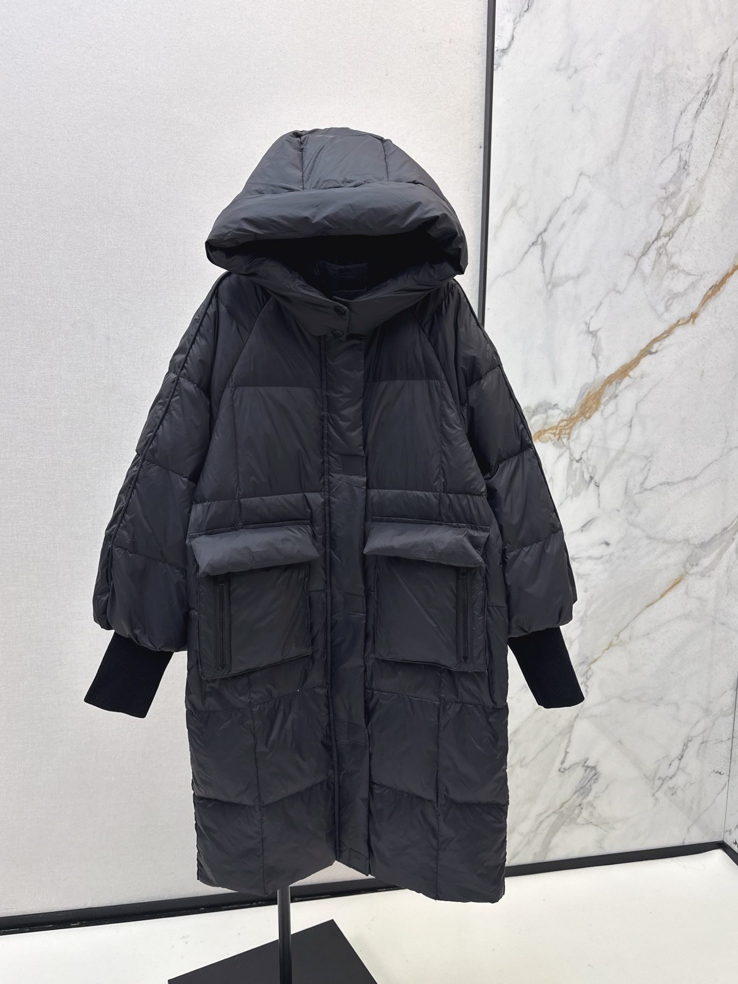 NO:545651,With dust bag Max 25Ss———The latest classic long hooded down jacket in autumn and winter. It is very practical and easy to hold various combinations. It exudes the retro British style and shows a strong visual effect. Create a three-dimensional and crisp style. It shows the neat side of women. Imported heavy 90-fold filling, light, comfortable and warm. yb hardware accessories. The material feel is super good. Recommended. Two-color spot sale sml,, jackets & coats, down jacket, hats, alexander wang19860909配防尘袋Max 25Ss————秋冬最新款经典长款连帽羽绒服外套 实穿性很高 轻松hold各种搭配 流露着英伦复古风 同时又展现出强烈的视觉效果 打造立体挺括的版型 穿着尽显女性利落的一面 进口重磅90绒填充 轻盈舒适又保暖 yb五金配件 实物质感超级赞 推荐 两色现货发售sml,,jackets & coats,down jacket,hats,alexander wang,Women's clothing