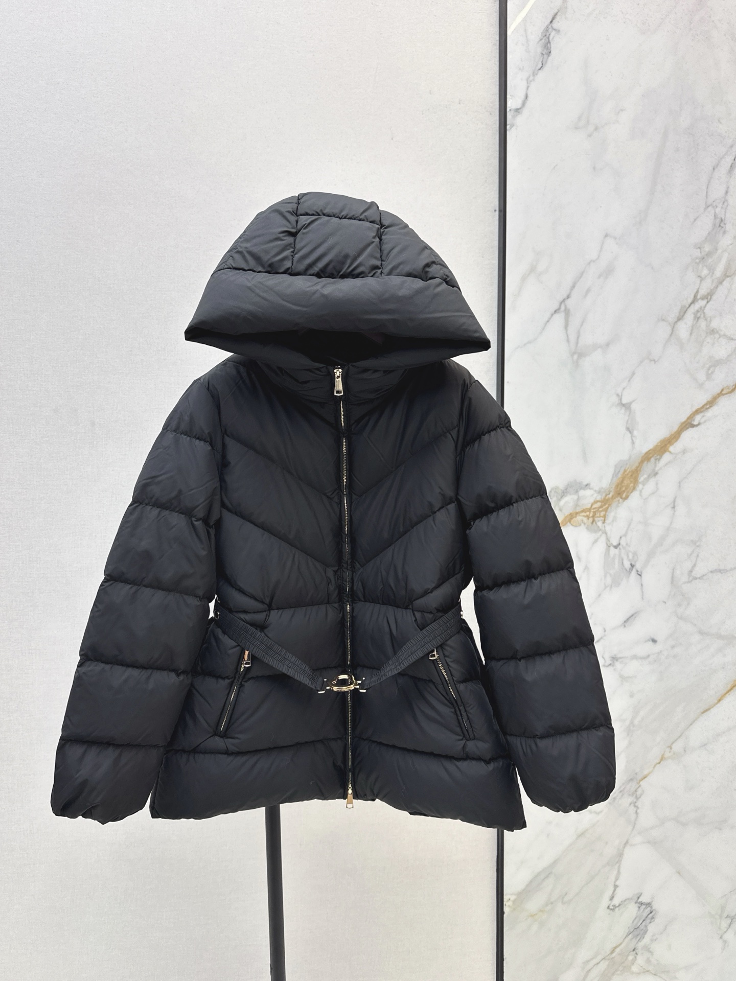 NO:545643,With dust bag Mc 25SS———The latest workwear style hooded waist down jacket in autumn and winter, the texture is soft and delicate, the delivery belt design waist-hugging style is casual and handsome and casual, the national standard 90 velvet filling, light, warm and comfortable, the customized hardware is full of details, the matching artifact is necessary for winter, three colors are available in stock, mlxl,, jackets & coats, down jacket, hats, alexander wang19860909配防尘袋Mc 25SS———秋冬最新款工装风连帽收腰羽绒服外套 质感柔软细腻超赞 配送腰带设计收腰版型休闲帅气随性搭配超时髦 国标90绒填充 轻盈保暖又舒适 定制五金件配套细节感满满 冬日必备的搭配神器 三色现货发售mlxl,,jackets & coats,down jacket,hats,alexander wang,Women's clothing