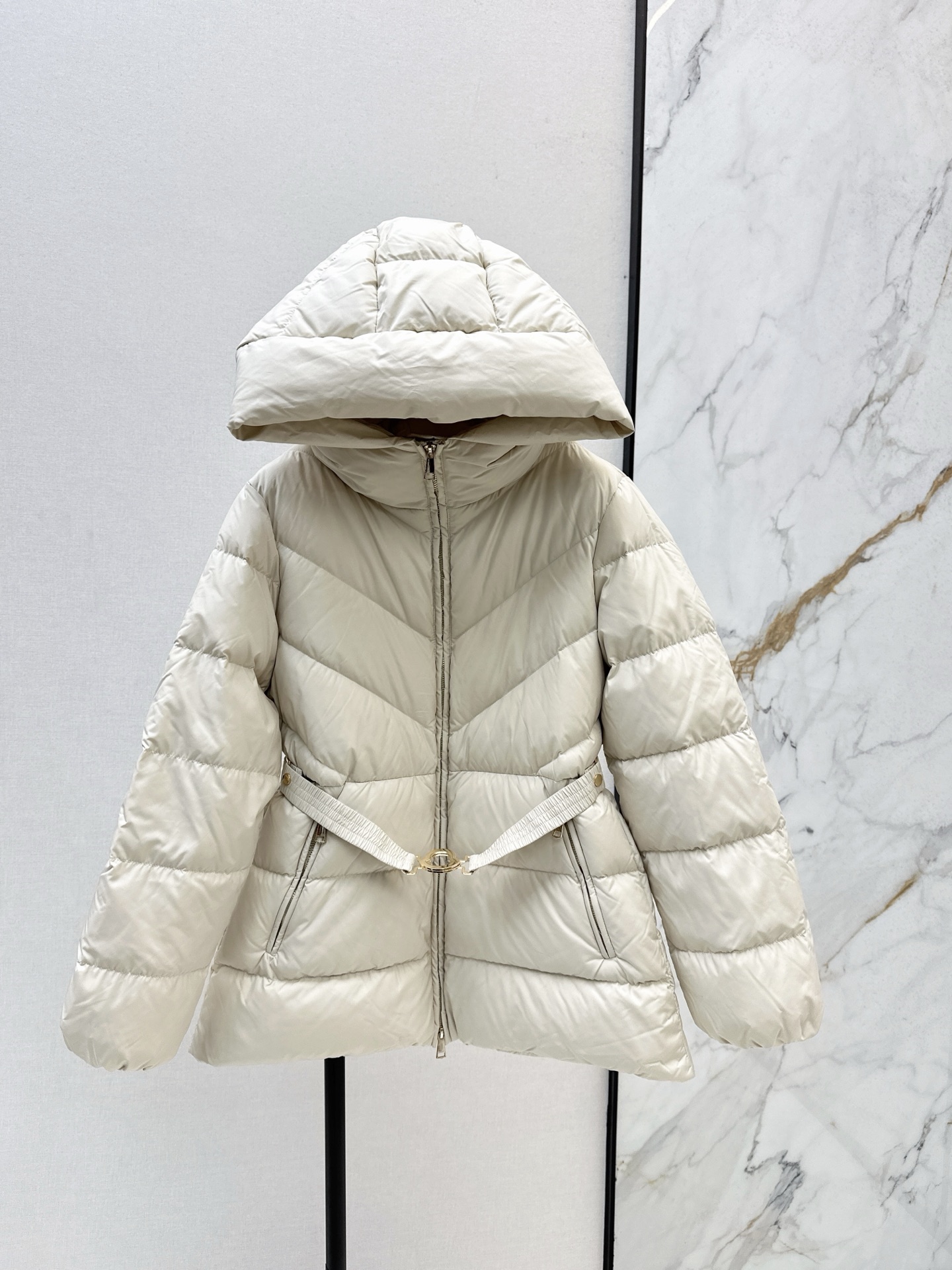 NO:545636,With dustproof Mc 25SS———The latest workwear style hooded waist down jacket in autumn and winter, the texture is soft and delicate, the delivery belt design waist-hugging style is casual and handsome and casual, the national standard 90 velvet filling, light, warm and comfortable, the customized hardware is full of details, a must-have matching artifact for winter, three colors are available in stock, mlxl,, jackets & coats, down jacket, hats, alexander wang19860909配防尘Mc 25SS———秋冬最新款工装风连帽收腰羽绒服外套 质感柔软细腻超赞 配送腰带设计收腰版型休闲帅气随性搭配超时髦 国标90绒填充 轻盈保暖又舒适 定制五金件配套细节感满满 冬日必备的搭配神器 三色现货发售mlxl,,jackets & coats,down jacket,hats,alexander wang,Women's clothing