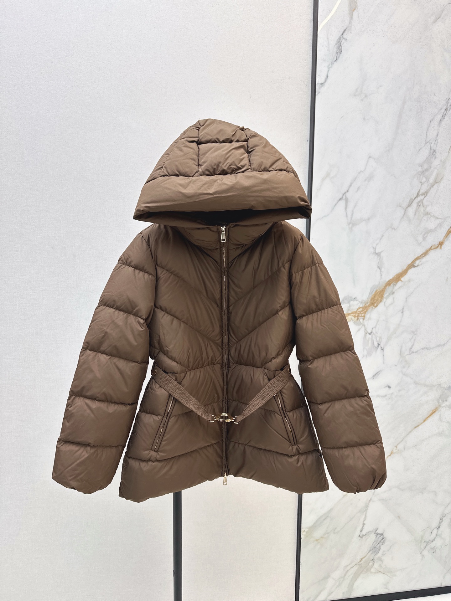 NO:545627,Comes with dust bag Mc 25SS - the latest work style hooded waist down jacket in autumn and winter. The texture is soft, delicate and awesome. The delivery belt design is waisted, casual, handsome and casual. It is super fashionable. The national standard 90 velvet filling is light, warm and comfortable. The customized hardware matching is full of details. A must-have matching artifact for winter. Three colors are on sale now. mlxl,, jackets & coats, down jacket, hats, alexander wang19860909配防尘袋Mc 25SS———秋冬最新款工装风连帽收腰羽绒服外套 质感柔软细腻超赞 配送腰带设计收腰版型休闲帅气随性搭配超时髦 国标90绒填充 轻盈保暖又舒适 定制五金件配套细节感满满 冬日必备的搭配神器 三色现货发售mlxl,,jackets & coats,down jacket,hats,alexander wang,Women's clothing