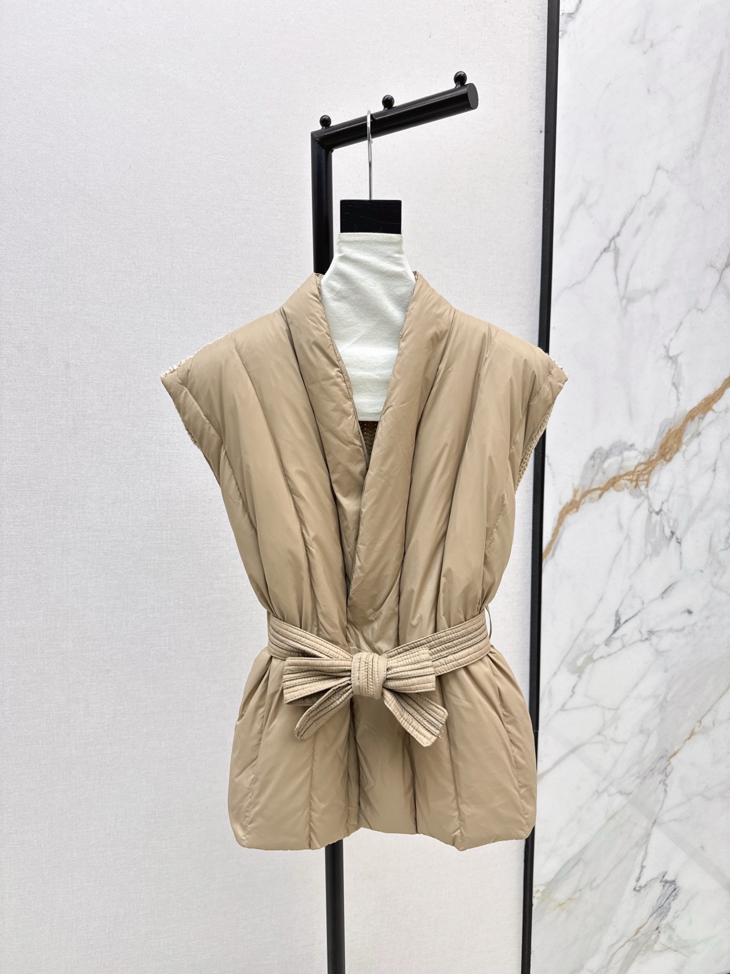 NO:545620,Minimalist style outfit Max 25Ss————The latest style of splicing knitted thin down vest in autumn and winter. An inner artifact for winter. The essential items for early autumn. The vest line shape quilting classic style design, soft and versatile outline, age-reducing and fashionable. Original custom national standard 90 white duck down filling. Imported light memory silk fabric with breathable and light texture. Imported machine sewing line craftsmanship. The upper body is clean and handsome. Two colors are available in stock. Two codes of sm, down jacket, alexander wang.19860909极简风穿搭 Max 25Ss————秋冬最新款拼接针织轻薄羽绒马甲 冬天的内搭神器早秋必备单品 马甲线形状绗缝经典版型设计柔美轮廓百搭不挑人 减龄又时髦 原版定制国标90白鸭绒填充 进口轻盈记忆丝面料质感透气轻便 进口机缝制线条工艺 上身干净帅气 两色现货发售sm两个码,,down jacket,alexander wang,Women's clothing