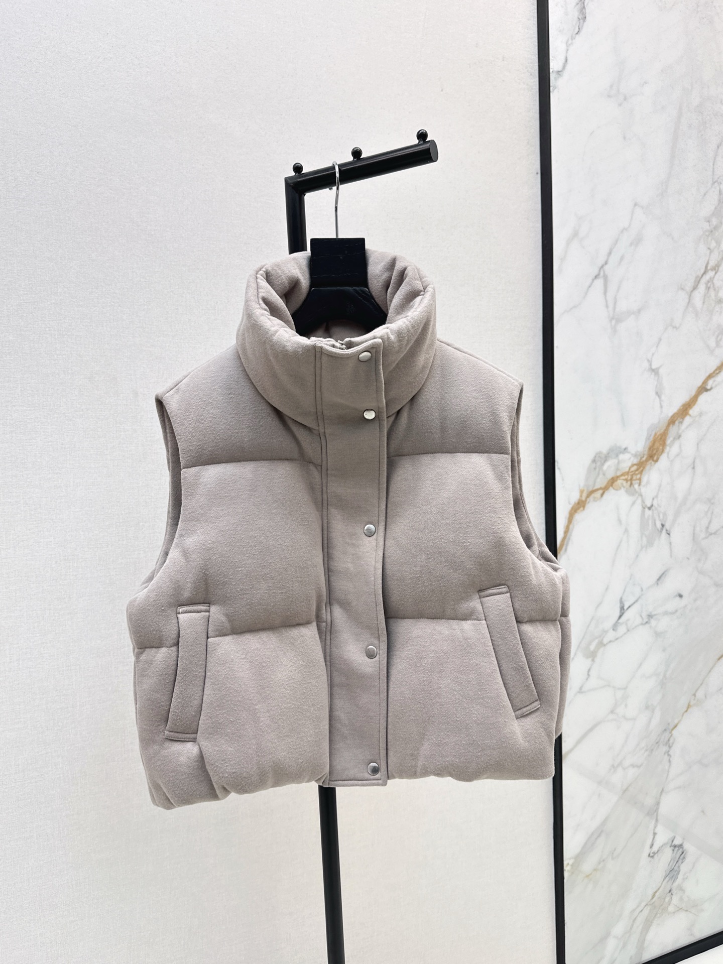 NO:545671,With dust bag Bc 25Ss———The latest wool stand collar down vest jacket with a slightly loose fitting cut top body effect is excellent. Goddess must have versatile and fashionable and handsome. National standard 90 velvet filler. Wool woolen fabric has a straight and stylish texture. Warm and refuse to be bloated. Two colors are available for sale in stock. Two codes,, jackets & coats, down jacket, alexander wang19860909配防尘袋Bc 25Ss———秋冬最新毛呢立领羽绒马甲外套微宽松版型剪裁上身效果超赞 女神必备 百搭时髦又帅气 国标90绒填充 羊毛呢面料质感立挺有型 保暖拒绝臃肿 两色现货发售sm 两个码,,jackets & coats,down jacket,alexander wang,Women's clothing