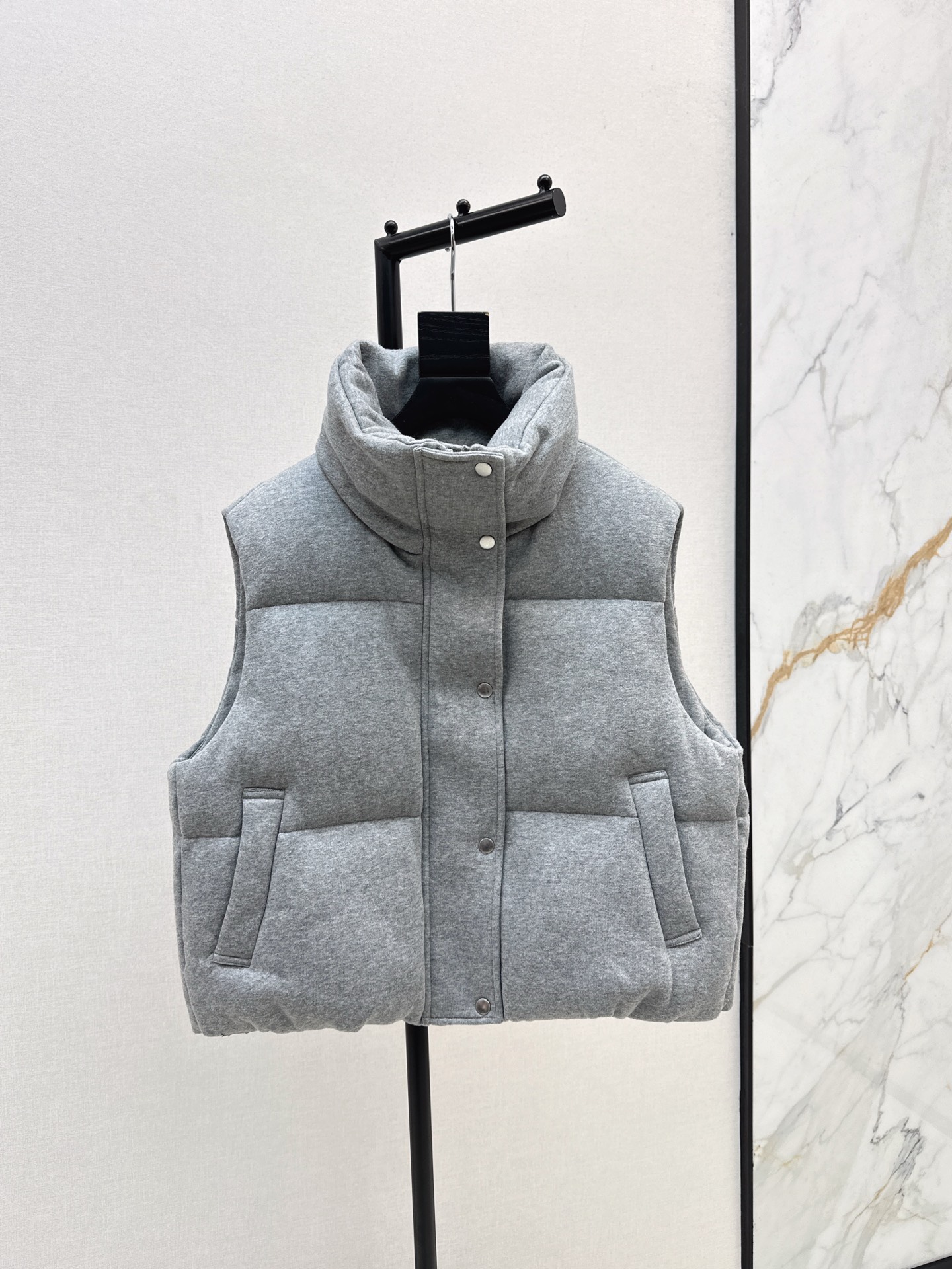 NO:545667,With dust bag Bc 25Ss———The latest wool stand collar down vest jacket with a slightly loose fitting cut top body effect is excellent. Goddess must have versatile and fashionable and handsome. National standard 90 velvet filler. Wool woolen fabric has a straight and stylish texture. Warm and refuse to be bloated. Two colors are available for sale in stock. Two codes,, jackets & coats, down jacket, alexander wang19860909配防尘袋Bc 25Ss———秋冬最新毛呢立领羽绒马甲外套微宽松版型剪裁上身效果超赞 女神必备 百搭时髦又帅气 国标90绒填充 羊毛呢面料质感立挺有型 保暖拒绝臃肿 两色现货发售sm 两个码,,jackets & coats,down jacket,alexander wang,Women's clothing