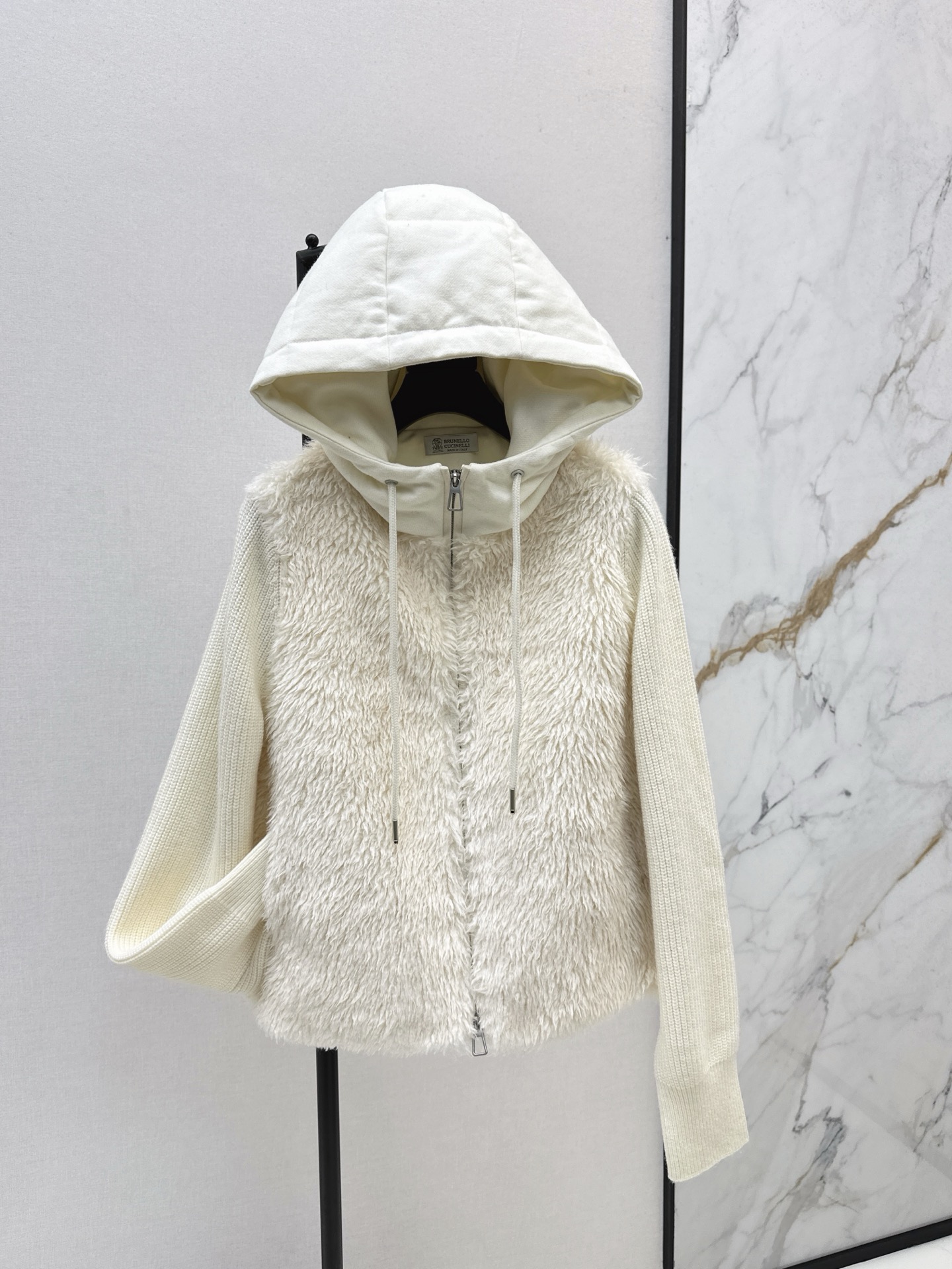 NO:545662,With dust bag Bc 25Ss———The latest spliced ​​lamb fur hooded down jacket with a slightly loose fitting cut top body effect is excellent. Goddess must have versatile and fashionable and handsome. National standard 90 white goose down filling. Lamb fur fabric has a straight and stylish texture. Warm and refuse to be bloated. Two colors are available for sale in stock. Jackets & coats, down jacket,hats,alexander wang19860909配防尘袋Bc 25Ss———秋冬最新拼接羊羔毛连帽羽绒外套微宽松版型剪裁上身效果超赞 女神必备 百搭时髦又帅气 国标90白鹅绒填充 羊羔毛面料质感立挺有型 保暖拒绝臃肿 两色现货发售sml,,jackets & coats,down jacket,hats,alexander wang,Women's clothing