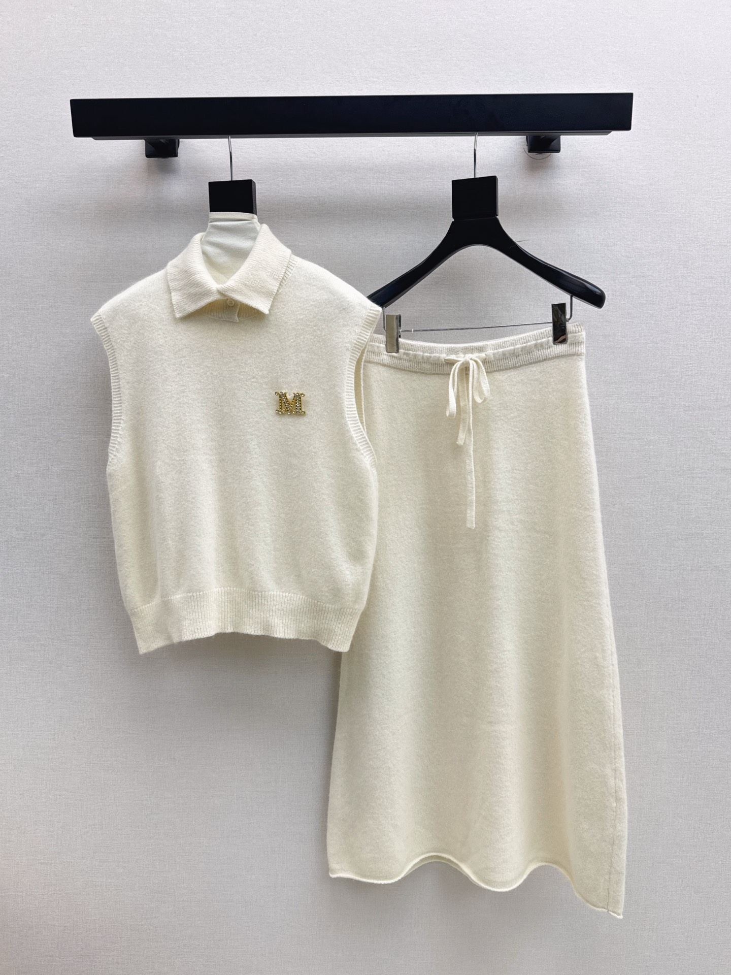 NO:545642,Exclusive model Max 25Ss———The latest knitted suit for early autumn, lapel sleeveless sweater + elastic waist skirt, exquisite beauty, overall feeling, special simplicity and atmospheric, one set matches you with a gentle, beautiful and charming feeling, the color and style are impeccable, the must-have set looks good no matter how you match it, the fabric is of a unique texture, custom wool fabric, the details are very good, one set is out, two colors are on sale in stock, skirts, sweaters, alexander wang19860909独家款 Max 25Ss———早秋最新款针织套装 翻领无袖毛衣+松紧腰半裙 精致美感 整体给人感觉特别的简约大气 一套搭配起来给你人一种温柔美丽动人的感觉 颜色跟版型都无可挑剔 懒人必备一套怎么搭都好看 面料质感一绝 采用的是定制羊毛面料 细节很到位 一套出 两色现货发售sml,,skirts,sweaters,alexander wang,Women's clothing