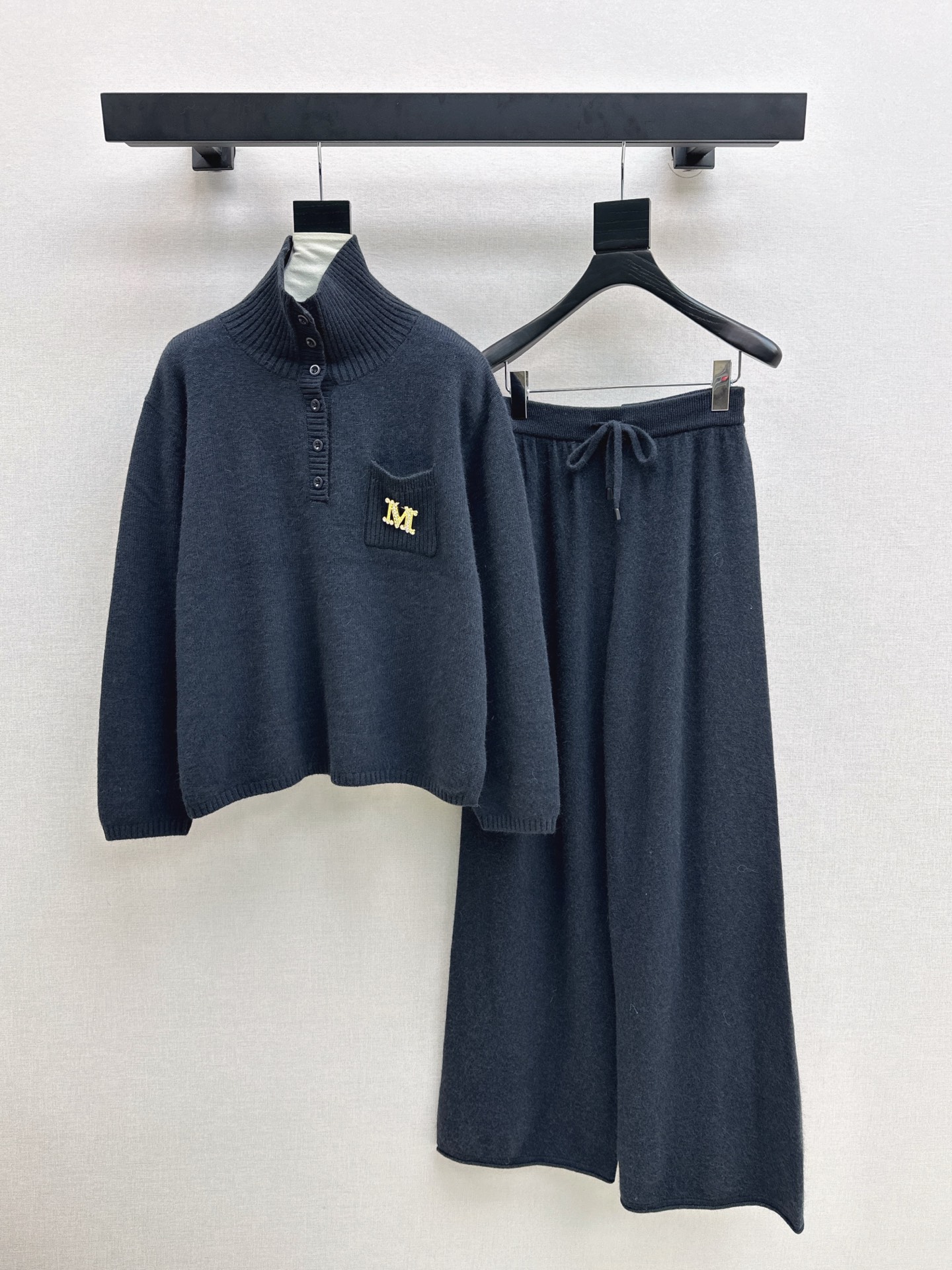 NO:545617,Exclusive model Max 25Ss———The latest knitted suit for autumn and winter, lapel sweater + elastic waist straight pants, exquisite beauty, overall feeling, special simplicity and atmospheric, one set to match gives you a gentle, beautiful and charming feeling, the color and style are impeccable, the must-have set of lazy people looks good no matter how you match it, the fabric is of a unique texture, custom wool fabric, the fabric is very well-placed, one set is out, three colors are available for sale in stock, sml, sweaters, alexander wang19860909独家款 Max 25Ss———秋冬最新款针织套装 翻领毛衣+松紧腰直筒裤 精致美感 整体给人感觉特别的简约大气 一套搭配起来给你人一种温柔美丽动人的感觉 颜色跟版型都无可挑剔 懒人必备一套怎么搭都好看 面料质感一绝 采用的是定制羊毛面料 面料很到位 一套出 三色现货发售sml,,sweaters,alexander wang,Women's clothing