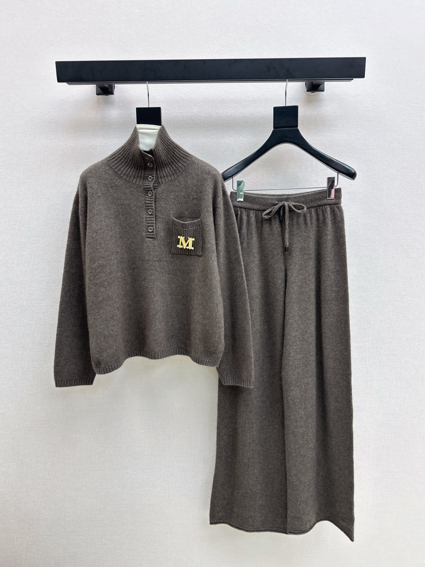 NO:545634,Exclusive model Max 25Ss———The latest knitted suit for autumn and winter, lapel sweater + elastic waist straight pants, exquisite beauty, overall feeling, special simplicity and atmospheric, one set to match gives you a gentle, beautiful and charming feeling, the color and style are impeccable, the must-have set of lazy people looks good no matter how you match it, the fabric is of a unique texture, custom wool fabric, the fabric is very well-placed, one set is out, three colors are available for sale in stock, sml, sweaters, alexander wang19860909独家款 Max 25Ss———秋冬最新款针织套装 翻领毛衣+松紧腰直筒裤 精致美感 整体给人感觉特别的简约大气 一套搭配起来给你人一种温柔美丽动人的感觉 颜色跟版型都无可挑剔 懒人必备一套怎么搭都好看 面料质感一绝 采用的是定制羊毛面料 面料很到位 一套出 三色现货发售sml,,sweaters,alexander wang,Women's clothing