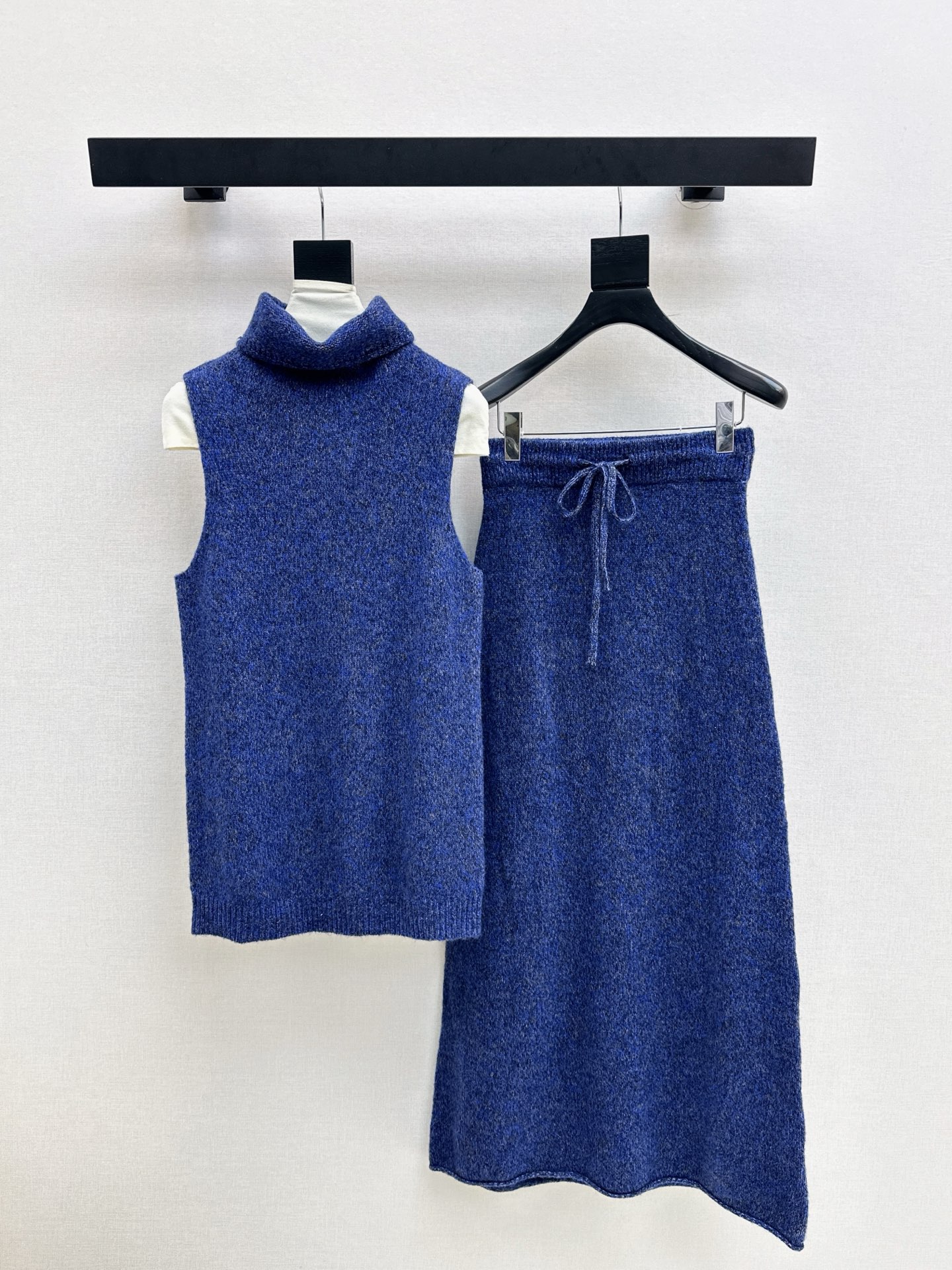 NO:545609,Exclusive model LP 25Ss - the latest knitted suit for early autumn. Turtleneck sleeveless sweater + elastic waist skirt. Exquisite beauty. The overall feeling is simple and elegant. When paired together, it gives you a gentle, beautiful and touching feeling. The color and pattern are impeccable. A must-have for lazy people. It looks good no matter how you match it. The fabric texture is excellent. It is made of customized wool fabric. The details are in place. Available in one set. Two colors available for sale sml,, loro  piana,skirts,sweaters,alexander wang19860909独家款 LP 25Ss———早秋最新款针织套装 高领无袖毛衣+松紧腰半裙 精致美感 整体给人感觉特别的简约大气 一套搭配起来给你人一种温柔美丽动人的感觉 颜色跟版型都无可挑剔 懒人必备一套怎么搭都好看 面料质感一绝 采用的是定制羊毛面料 细节很到位 一套出 两色现货发售sml,,loro piana,skirts,sweaters,alexander wang,Women's clothing