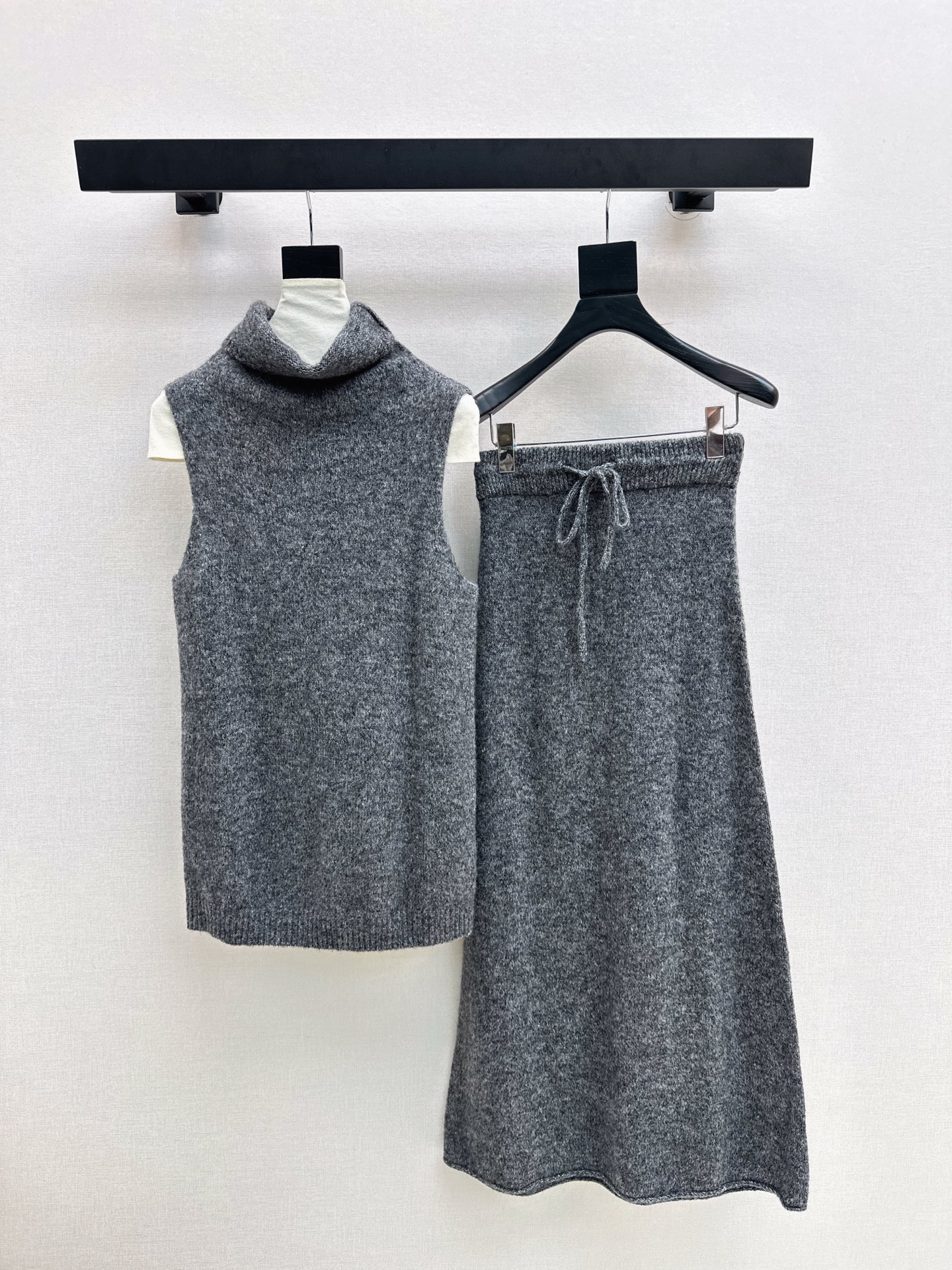 NO:545646,Exclusive LP 25Ss———The latest knitted suit in early autumn, high-neck sleeveless sweater + elastic waist skirt, exquisite beauty, overall feeling, special simplicity and atmospheric, one set matches you with a gentle, beautiful and charming feeling, the color and style are impeccable, the must-have set looks good no matter how you match it, the fabric is of a unique texture, custom wool fabric, the details are very good, one set is out, two colors are on sale in stock, sml, loro piano, skirts, sweaters, alexander wang19860909独家款 LP 25Ss———早秋最新款针织套装 高领无袖毛衣+松紧腰半裙 精致美感 整体给人感觉特别的简约大气 一套搭配起来给你人一种温柔美丽动人的感觉 颜色跟版型都无可挑剔 懒人必备一套怎么搭都好看 面料质感一绝 采用的是定制羊毛面料 细节很到位 一套出 两色现货发售sml,,loro piana,skirts,sweaters,alexander wang,Women's clothing