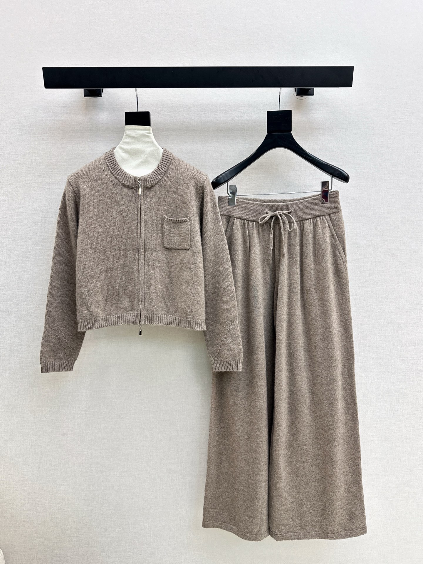 NO:545630,Exclusive LP 25Ss———The latest knitted suit for autumn and winter. Minimalist style zipper jacket + elastic waist straight pants. Exquisite beauty. The overall feeling is particularly simple and elegant. A set of matching gives you a gentle, beautiful and charming feeling. The color and style are impeccable. A must-have set of lazy people looks good no matter how you match it. The texture of the fabric is unique. Customized wool fabric is very well-equipped. One set is out. Two colors are available in stock. Sml, loro piano, jackets & coats, alexander wang19860909独家款 LP 25Ss———秋冬最新款针织套装 极简风拉链外套+松紧腰直筒裤 精致美感 整体给人感觉特别的简约大气 一套搭配起来给你人一种温柔美丽动人的感觉 颜色跟版型都无可挑剔 懒人必备一套怎么搭都好看 面料质感一绝 采用的是定制羊毛面料 面料很到位 一套出 两色色现货发售sml,,loro piana,jackets & coats,alexander wang,Women's clothing