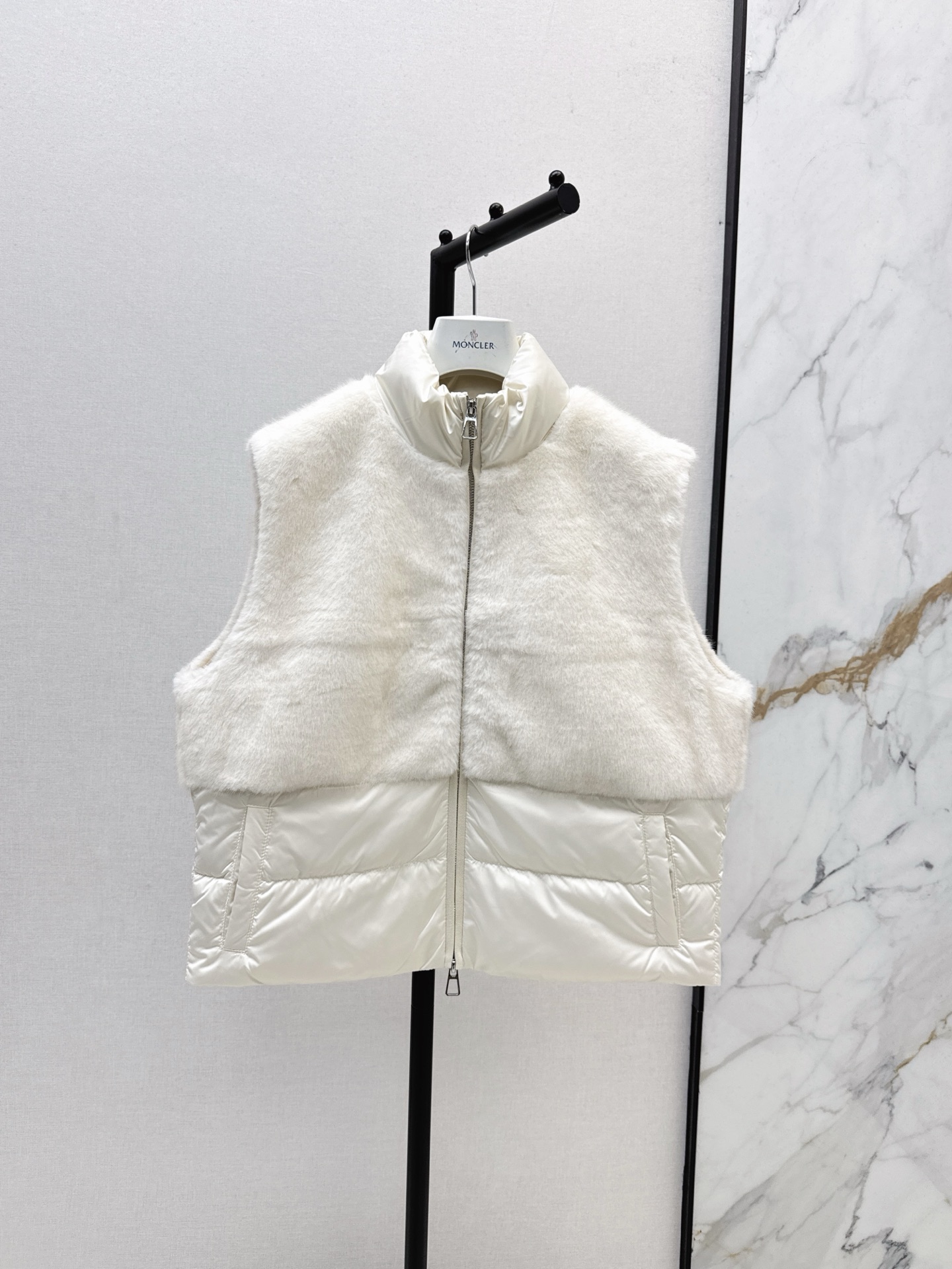 NO:545613,Comes with dust bag LP 25Ss - the latest spliced ​​eco-friendly fur stand-up collar down vest jacket in autumn and winter. The slightly loose version is cut with a great effect on the upper body. A must-have for goddesses. Versatile, fashionable and handsome. National standard 90 velvet filling. Woolen fabric texture is upright and stylish. It is warm and refuses to be bulky. Two colors are available in stock. SML,, loro piana, jackets & coats, down jacket, alexander wang19860909配防尘袋LP 25Ss———秋冬最新拼接环保毛立领羽绒马甲外套微宽松版型剪裁上身效果超赞 女神必备 百搭时髦又帅气 国标90绒填充 羊毛呢面料质感立挺有型 保暖拒绝臃肿 两色现货发售sml,,loro piana,jackets & coats,down jacket,alexander wang,Women's clothing