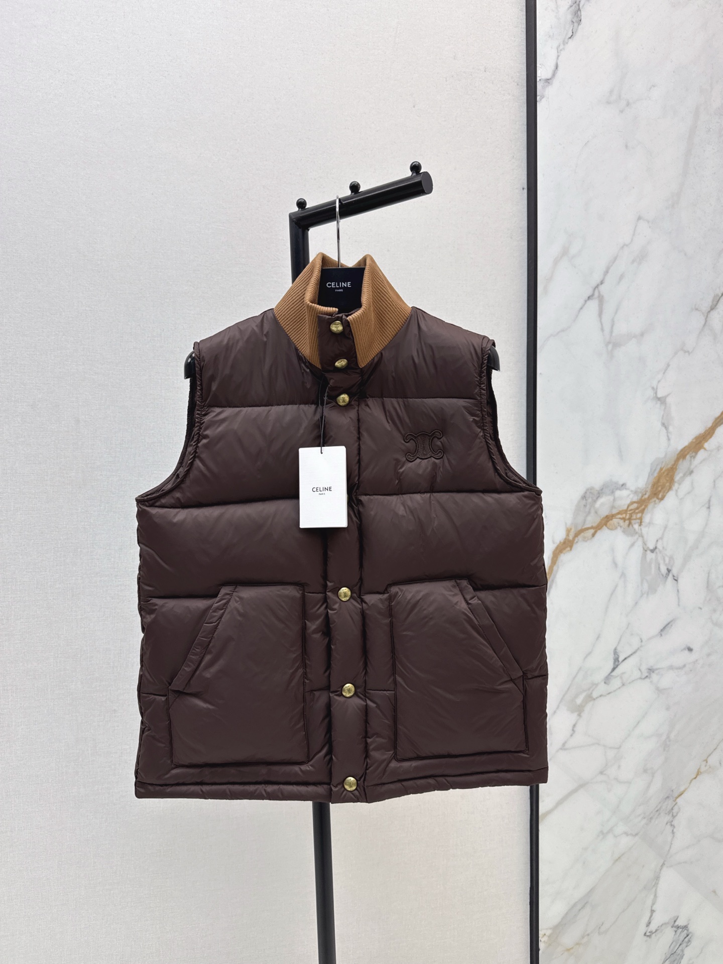 NO:545596,With dust bag CE 25Ss———The latest contrasting threaded Arc decorative upright collar down vest in autumn and winter, three-dimensional tailoring H-style, fashionable and handsome, positioning letter logo leather logo, national standard 90 white goose down fill, original custom jacquard memory silk logo fabric texture soft and light and comfortable, imported machine sewn three-dimensional press line technology, original hardware accessories, details are very important Recommended Three-color spot sml, down jacket, alexander wang19860909配防尘袋CE 25Ss————秋冬最新款撞色螺纹凯旋门装饰立领羽绒马甲 立体剪裁H版型 时髦又帅气 定位字母logo皮牌标志 国标90白鹅绒填充 原版定制提花记忆丝logo面料质感柔软轻盈舒适 进口机缝制立体压线线条工艺 原版五金配件 细节很加分 推荐 三色现货发售sml,,down jacket,alexander wang,Women's clothing