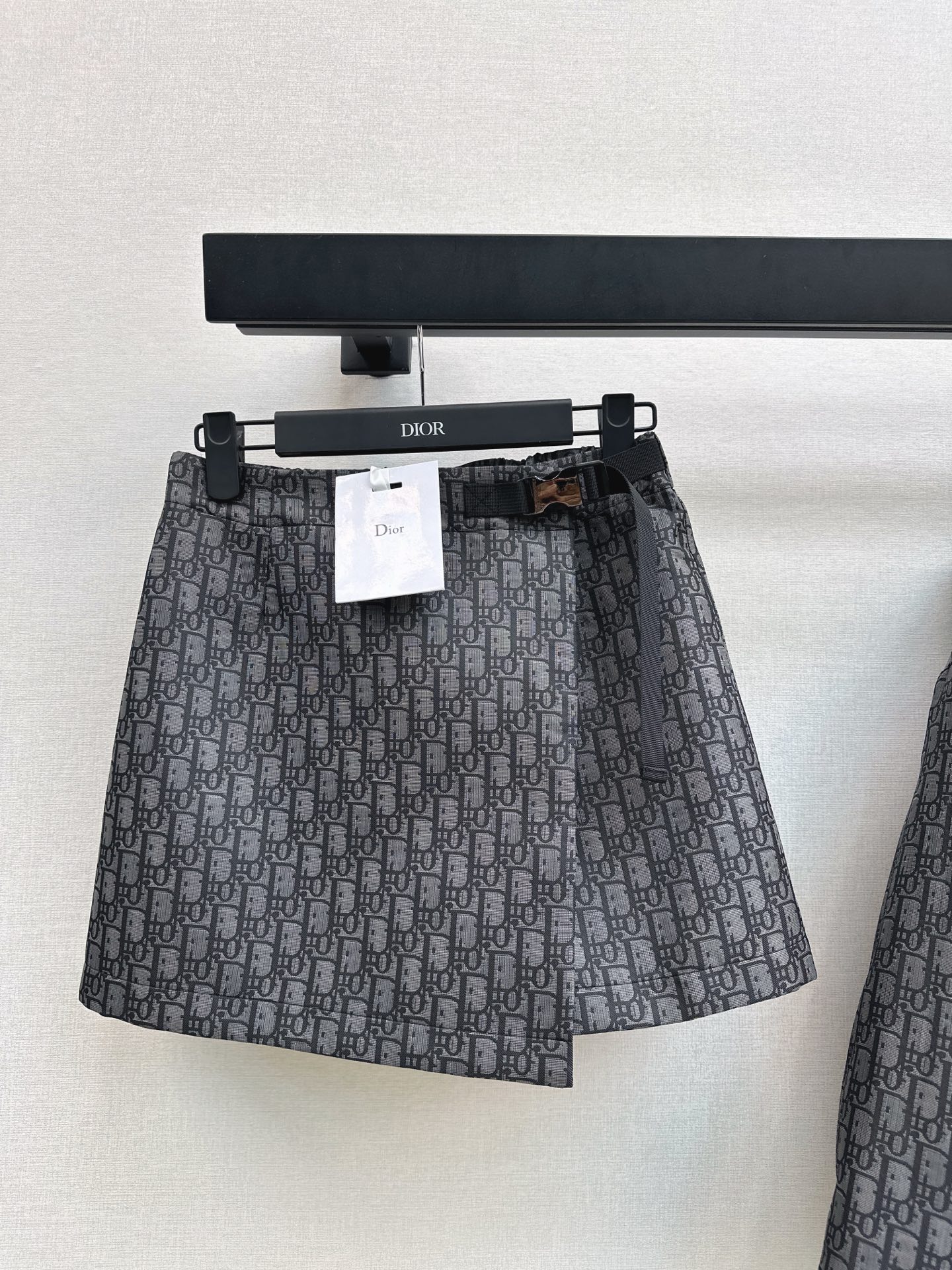 NO:545591,Exclusive first CD 25Ss———————The latest classic elastic waist-padded skirt in early autumn zg latest gray-black jacquard fabric. Classic skirt style is versatile and fashionable and high-end. A must-have artifact for wardrobe. 3D three-dimensional cut top body looks slim. One-color spot-on sml, skirts, alexander wang19860909独家首发 CD 25Ss————早秋最新款经典松紧腰搭片裤裙zg最新灰黑色提花面料 经典半裙版型百搭时髦又高级 衣橱必备神器 3D立体剪裁上身巨显瘦 一色现货发售sml,,skirts,alexander wang,Women's clothing