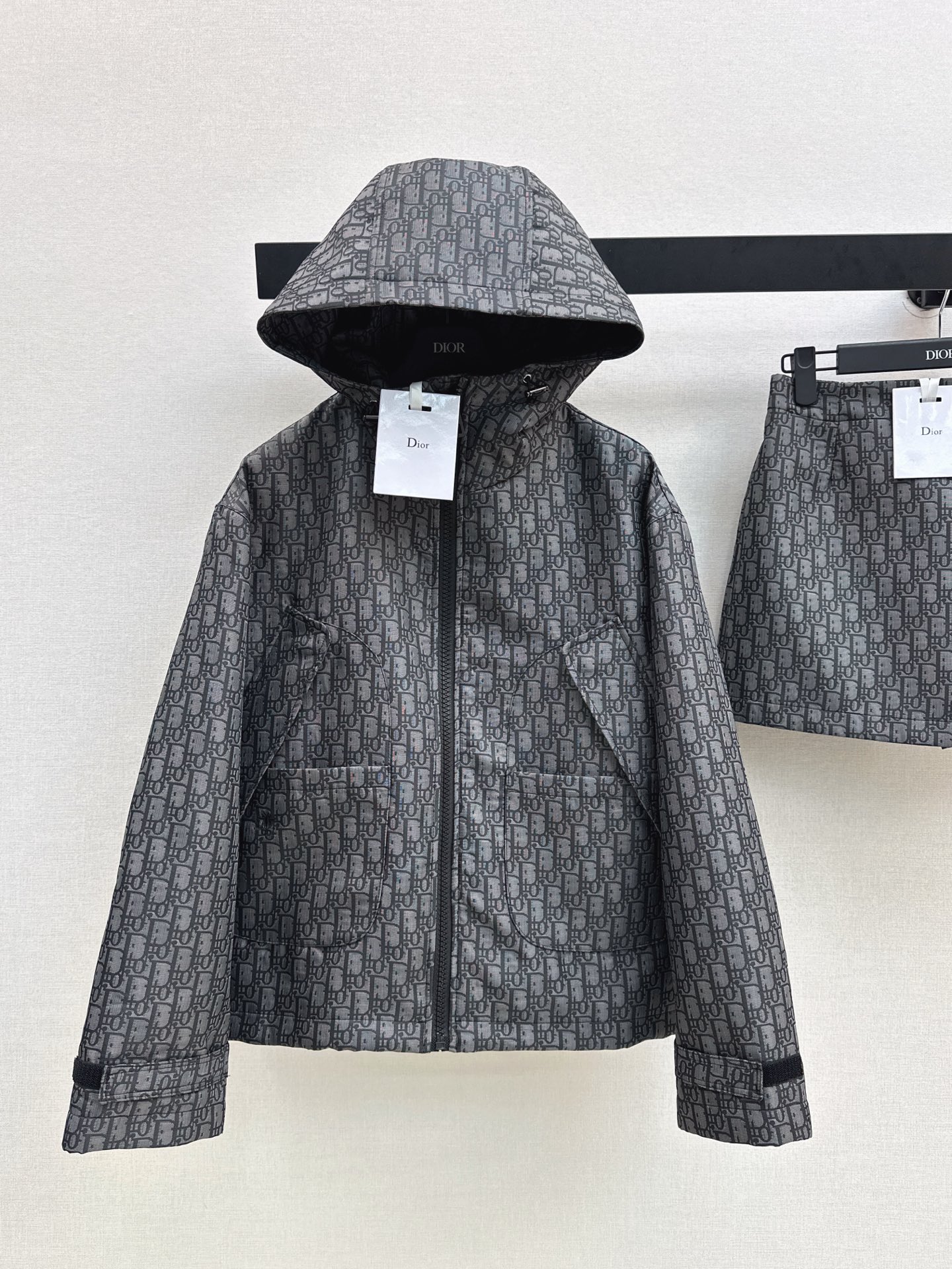 NO:545585,CD 25Ss—————The latest spring and summer MissD series classic presbyterian lapel jacket jacket imported technology taffeta Oblique jacquard fabric highlights sports style overzise silhouette creates a rich and diverse handsome style. Original custom loose fittings are casual and fashionable. Recommend a set of matching. One color is available for sale in stock. SML, Jackets & coats, Jackets & coats, alexander wang19860909CD 25Ss————春夏最新款MissD 系列经典老花翻领夹克外套进口科技塔夫绸 Oblique提花面料彰显运动风范 overzise廓形打造丰富多元的帅气风格 原版定制宽松版型上身随性时髦 推荐一套搭配 一色现货发售sml,,jackets & coats,jackets & coats,alexander wang,Women's clothing