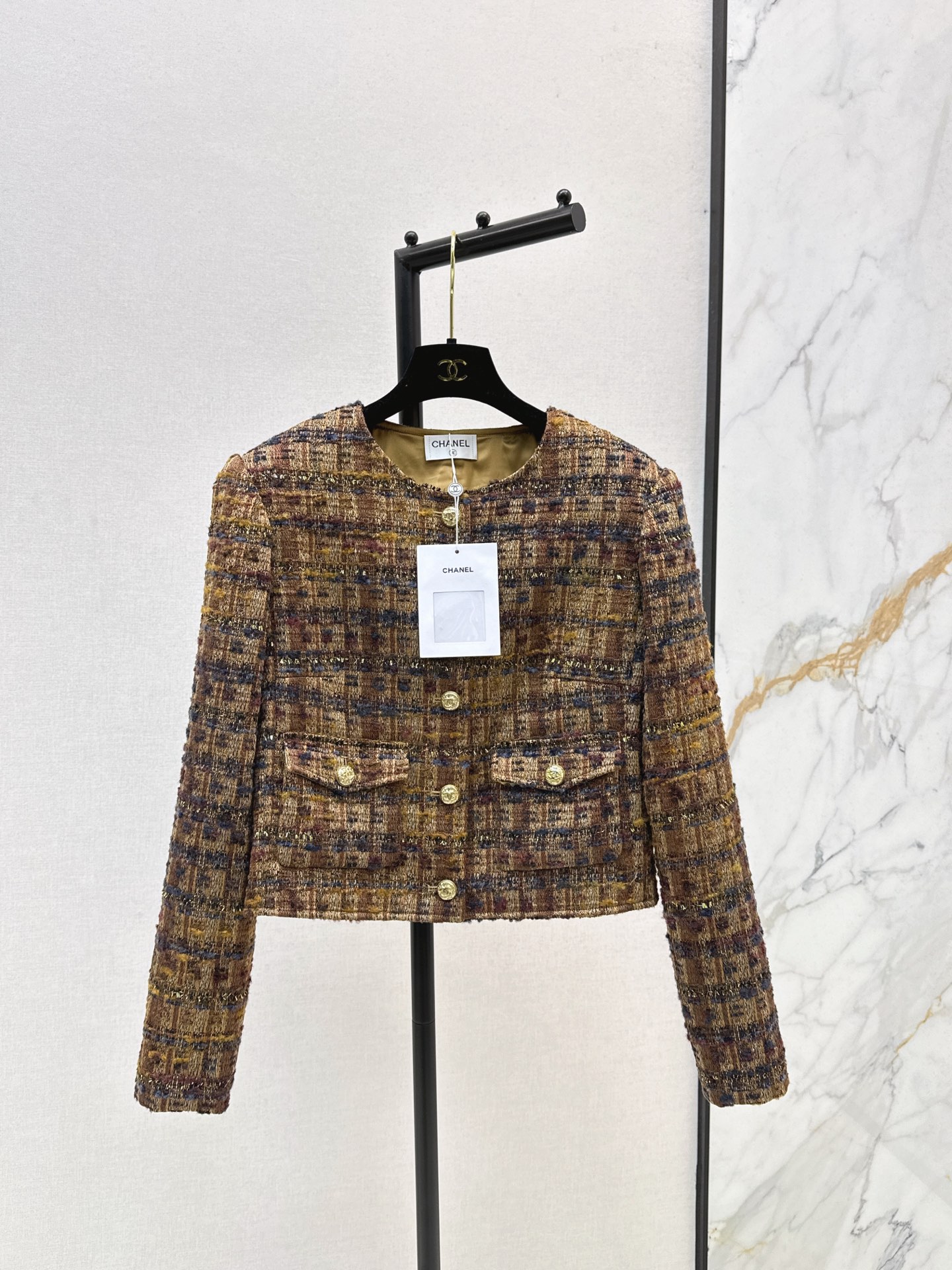 NO:545603,The exquisite feeling is full~ C home 25Ss———The latest contrasting braided belt trim design in autumn and winter, a series of sleeveless vests + jackets. The rich lady has a sense of visual experience. The upper body has a noble temperament. It can be elegant and casual. The color matching is very good. The heavy custom-made braided fabric is also very special. It is matched with double C buttons. The details are online. One color is available in stock. SML, chanel, jackets & coats, alexander wang19860909精致感拉满～ C家 25Ss————秋冬最最新款撞色编织带镶边设计一系列无袖马甲+外套 富贵小姐姐即视感 上身自带一种高贵气质 可优雅可休闲 配色很好看 重磅定制的编织面料也很特殊 搭配双C扣子细节感在线 一色现货发售sml,,chanel,jackets & coats,alexander wang,Women's clothing