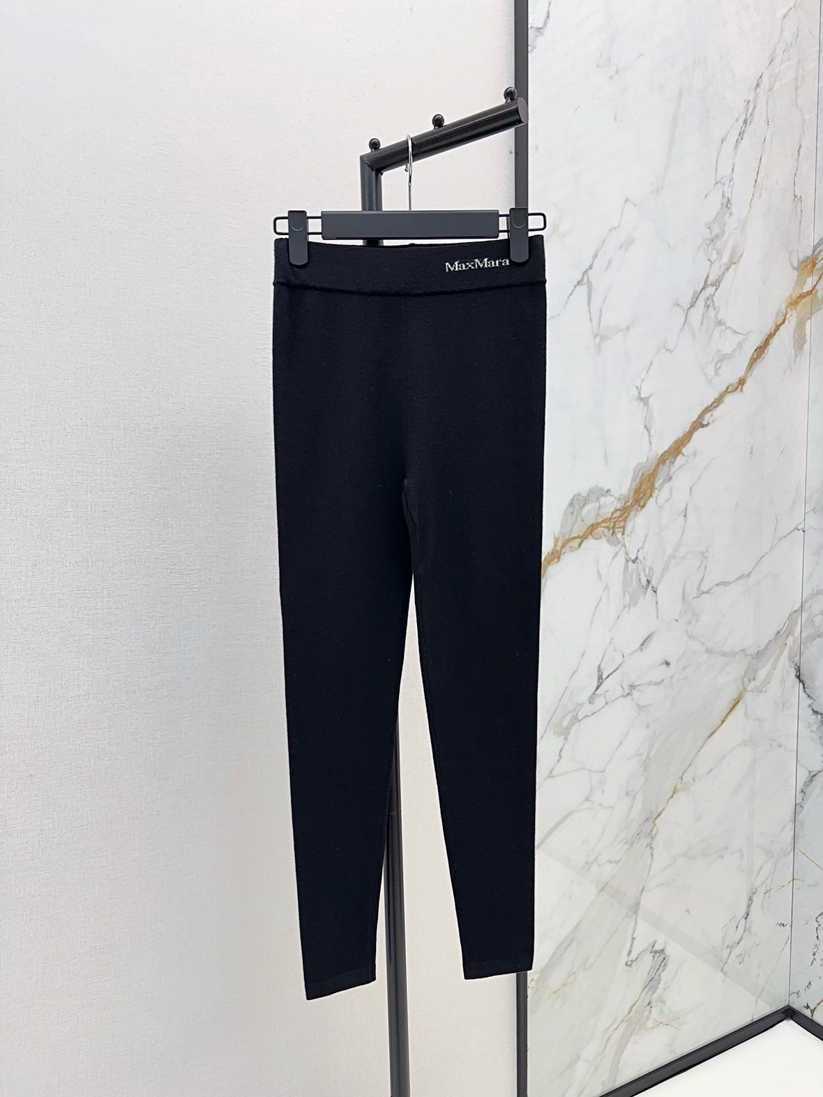 NO:547404,Must-have for winter Max 25Ss————The latest classic logo letter decorative knitted leggings in autumn and winter, made of wool yarn knitted fabric, super delicate, very comfortable, no longer cold in winter, the upper body automatically has slender long legs, the style is too slim, the wide waist seal design can also lengthen the proportion of the legs, three colors are available in stock, sml, alexander wang19860909入冬必备 Max 25Ss————秋冬最新款经典logo字母装饰针织打底裤 采用羊毛纱线针织面料 超级细腻 特别很舒服 冬天再也不冷了 上身自动拥有纤细大长腿 版型太显瘦了 宽腰封设计还可以拉长腿部比例感 三色现货发售sml,,alexander wang,Women's clothing