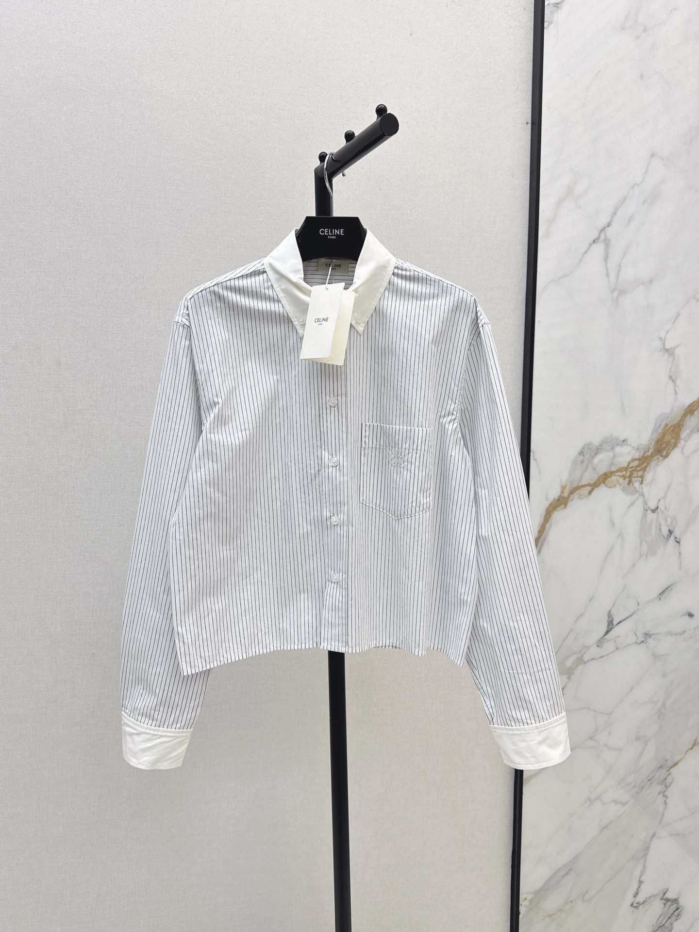 NO:547390,Exclusive first release CE 25Ss——————The latest striped short shirt with early autumn, loose H-style casual and handsome, pocket embroidered logo decoration, versatile commuting, not picky, super slim on the upper body, British neutral style outfit interpretation, pure cotton fabric light and comfortable, one-color spot on sale sml, shirts, alexander wang19860909独家首发 CE 25Ss————早秋最新款条纹短款衬衫 宽松H版型随性又帅气 口袋刺绣小logo装饰 通勤百搭不挑人 上身超显瘦 英伦中性风穿搭演绎 纯棉面料轻薄舒适 一色现货发售sml,,shirts,alexander wang,Women's clothing