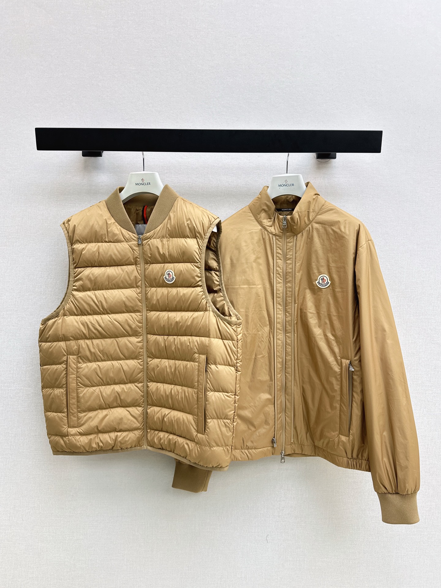 NO:547381,With dust bag Mc 25Ss———The latest down vest in autumn and winter + stand-up collar jacket windbreaker jacket M. This two-piece suit shows the style. Simple jacket is neat and stylish. Down vest is warm and layered. The brand logo contains exquisite details. Whether it is worn alone or layered, it can easily create a high-end style. Let you enjoy the temperature and be elegant in the cool season. Two colors 1/2/3/4/5,, jackets & coats, jackets & coats, down jacket, alexander wang19860909配防尘袋Mc 25Ss————秋冬最新款羽绒马甲+立领夹克风衣外套M家这款两件套装尽显格调 简约夹克利落有型 羽绒马甲保暖又具层次感 品牌徽标暗藏精致细节 无论是单穿还是叠搭 都能轻松打造出高级感满满的造型 让你在微凉时节 既拥温度又不失风度 两色1/2/3/4/5,,jackets & coats,jackets & coats,down jacket,alexander wang,Women's clothing