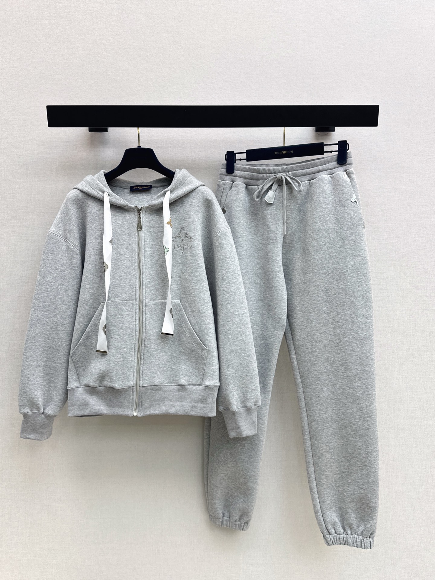 NO:547405,L family 25Ss———The latest casual and fashionable suit for autumn and winter, hooded casual jacket + elastic waist casual pants, classic and stylish, with aura, the fabric texture is very stylish, fashionable and high-end, the color is super positive, the upper body looks white and slim, the series with a cool and handsome feeling, the upper body is full of aura, the length is just right, easy to control, one set, two colors are available in stock, sml,, louis vuitton, jackets & coats,hats,alexander wang19860909L家 25Ss————秋冬最新款休闲时髦套装 连帽休闲外套+松紧腰休闲裤 经典又有型 自带气场 面料质感很奈斯 时髦又高级 颜色超级正 上身显白又显瘦 自带酷帅感的系列 走路都带风上身气场全开 长度恰到好处 轻松驾驭 一套出 两色现货发售sml,,louis vuitton,jackets & coats,hats,alexander wang,Women's clothing