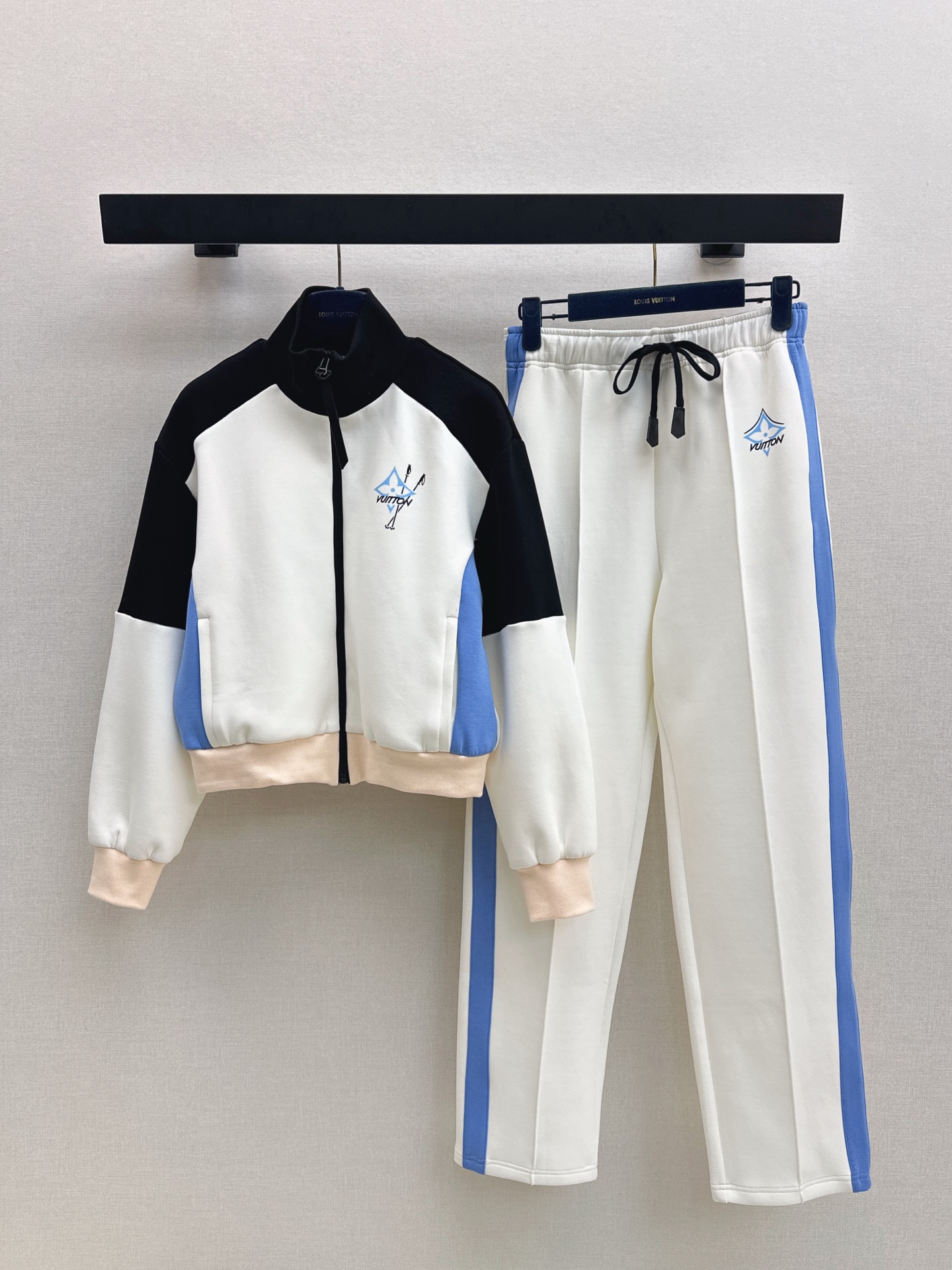 NO:547401,L family 25Ss————The latest casual and fashionable suits for autumn and winter. Stand collar color-blocking casual jacket + elastic waist casual pants. Classic and stylish. It has aura. The fabric is very textured. Fashionable and high-end. The color is super positive. The upper body looks white and slim. The series with a cool and handsome feeling. The upper body is full of aura. The length is just right. Easy to control. One set is available in one color. SML,, louis vuitton, jackets & coats, alexander wang.19860909L家 25Ss————秋冬最新款休闲时髦套装 立领拼色休闲外套+松紧腰休闲裤 经典又有型 自带气场 面料质感很奈斯 时髦又高级 颜色超级正 上身显白又显瘦 自带酷帅感的系列 走路都带风上身气场全开 长度恰到好处 轻松驾驭 一套出 一色现货发售sml,,louis vuitton,jackets & coats,alexander wang,Women's clothing