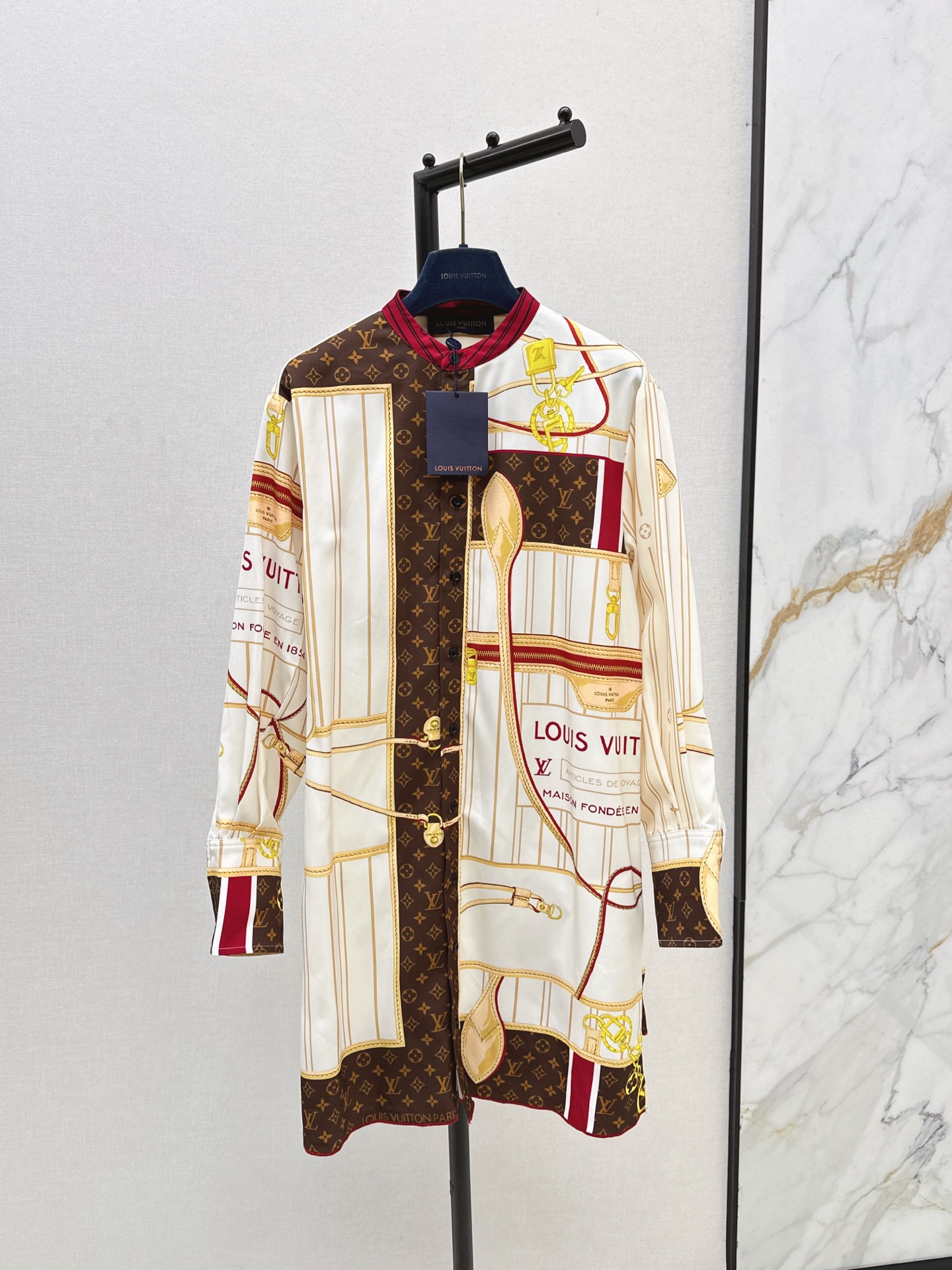 NO:547397,L Home 25Ss————The latest printed color-blocking long shirt in autumn and winter, custom imported twill cotton silk material, delicate texture, smooth and comfortable, stand-up collar long shirt tailoring, classic four-leaf clover letters, jacquard pattern and brown-yellow-red color blocks, refreshing and high-end sense of old money, use tailoring and details to enhance the exquisiteness, button plaids and straight waist contour design, natural draping, highlighting the slack and fashionable temperament, one-color spot on smlxl,,louis vuitton,shirts,alexander wang19860909L家 25Ss————秋冬最新款印花拼色长款衬衫定制进口斜纹棉绸材质 质感细腻垂顺舒适 立领长款衬衫剪裁 经典四叶草字母徽标提花图案和棕黄红色系色块 清爽不失老钱高级感 利用剪裁和细节提升精致度 纽扣开襟搭配直筒腰间轮廓设计 自然垂坠 凸显松弛时髦气质 一色现货发售smlxl,,louis vuitton,shirts,alexander wang,Women's clothing