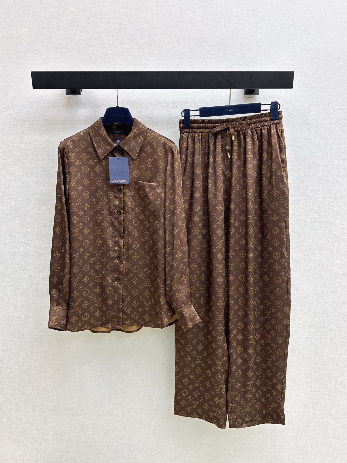 NO:547394,L Home 25Ss———The latest presbyterian full-print pajama set loose shirt + elastic waist straight pants Custom thickened twill thick material skin-friendly and comfortable Iconic brand brown with full-print four-leaf clover letter logo pattern Slack and fashionable with a full sense of famous old money Long-sleeved shirt tops look slim and versatile, lazy and exquisite upper body, good looking at home and outdoor wear, one set, one color is available in stock smlxl,,louis vuitton,shirts,alexander wang19860909L家 25Ss————秋冬最新款老花满印睡衣套装宽松衬衫+松紧腰直筒裤 定制加厚斜纹稠材质 亲肤舒适 标志性品牌棕色搭配满印四叶草字母徽标图案 松弛而时髦 带有满满名媛老钱感 长袖衬衫上衣显瘦百搭 上身慵懒精致 家居外穿都好看 一套出 一色现货发售smlxl,,louis vuitton,shirts,alexander wang,Women's clothing