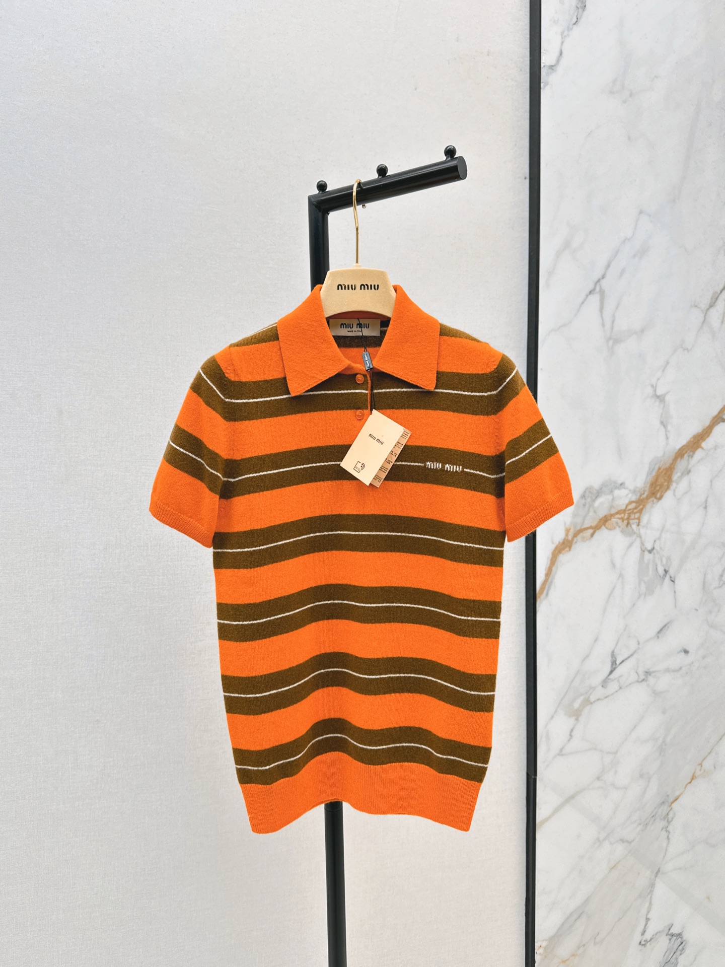 NO:547391,Recommended single style Miu 25Ss———The latest style of sweet girl in autumn and winter, age-reducing polo color sweater orange-brown color matching, retro college style outfit, age-reducing dress ceiling This polo shirt is too good for campus heroine, refreshing and energetic, wear it, it's a youth drama to skip school girl~ One color is on sale in stock,,miumiu,alexander wang19860909爆单款推荐 Miu 25Ss———秋冬最新款甜妹穿搭减龄polo间色针织衫橙棕配色 复古学院风穿搭 减龄穿搭天花板 这件polo衫也太有校园女主感了吧 清爽又元气 穿上就是青春剧在逃学妹～ 一色现货发售sml,,miumiu,alexander wang,Women's clothing