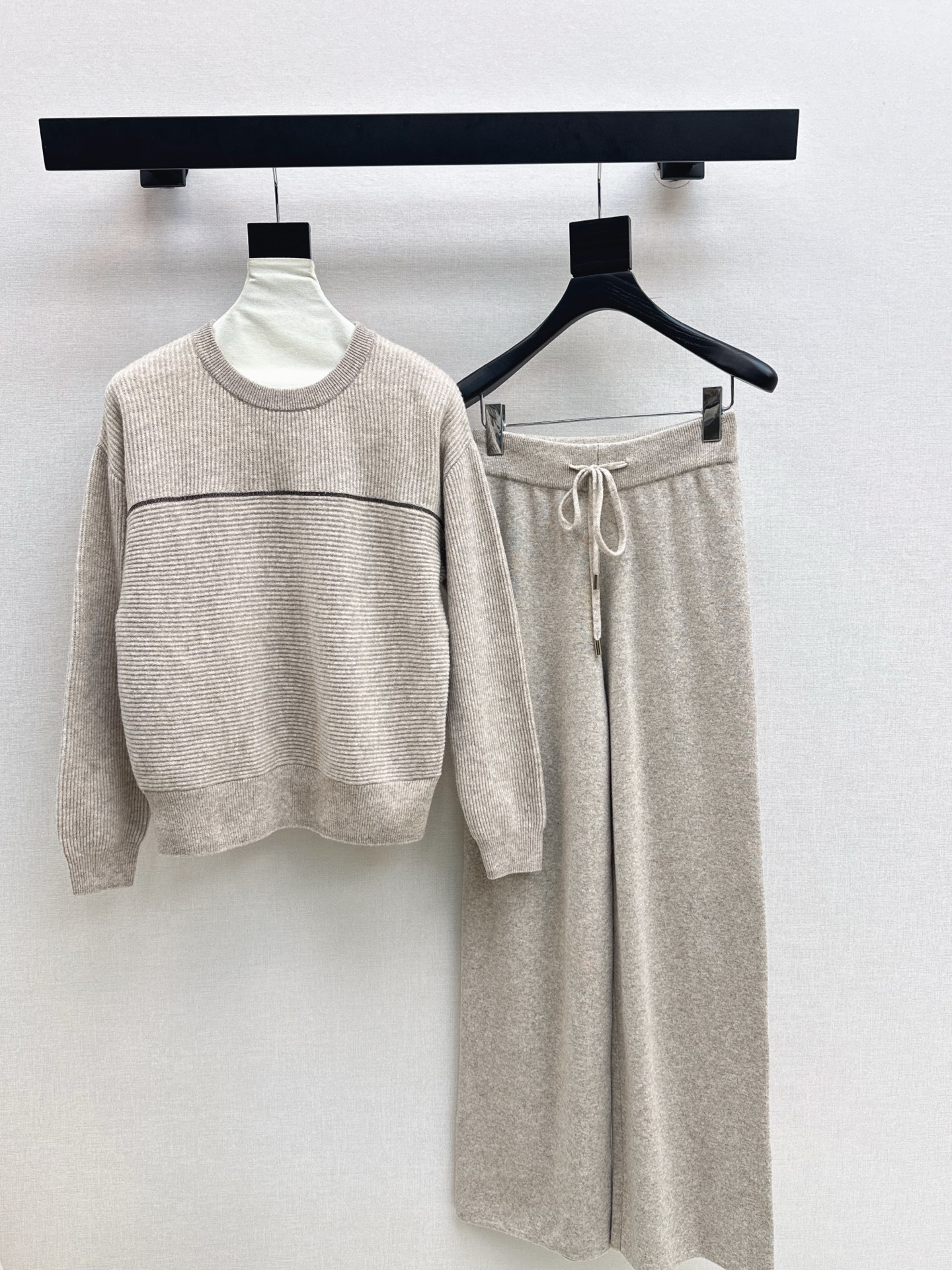 NO:547341,Exclusive model ~ Bc 25Ss———The latest knitted suit for autumn and winter. Minimalist round neck sweater + elastic waist straight pants. Exquisite beauty. The overall feeling is particularly simple and elegant. A set of matching gives you a gentle, beautiful and charming feeling. The color and style are impeccable. A must-have set of lazy people looks good no matter how you match it. The fabric is of a unique texture. It uses customized wool fabric. The fabric is very well-equipped. One set is available in three colors. SML, sweaters, alexander wang.19860909独家款 ～ Bc 25Ss———秋冬最新款针织套装 极简风圆领毛衣+松紧腰直筒裤 精致美感 整体给人感觉特别的简约大气 一套搭配起来给你人一种温柔美丽动人的感觉 颜色跟版型都无可挑剔 懒人必备一套怎么搭都好看 面料质感一绝 采用的是定制羊毛面料 面料很到位 一套出 三色现货发售sml,,sweaters,alexander wang,Women's clothing