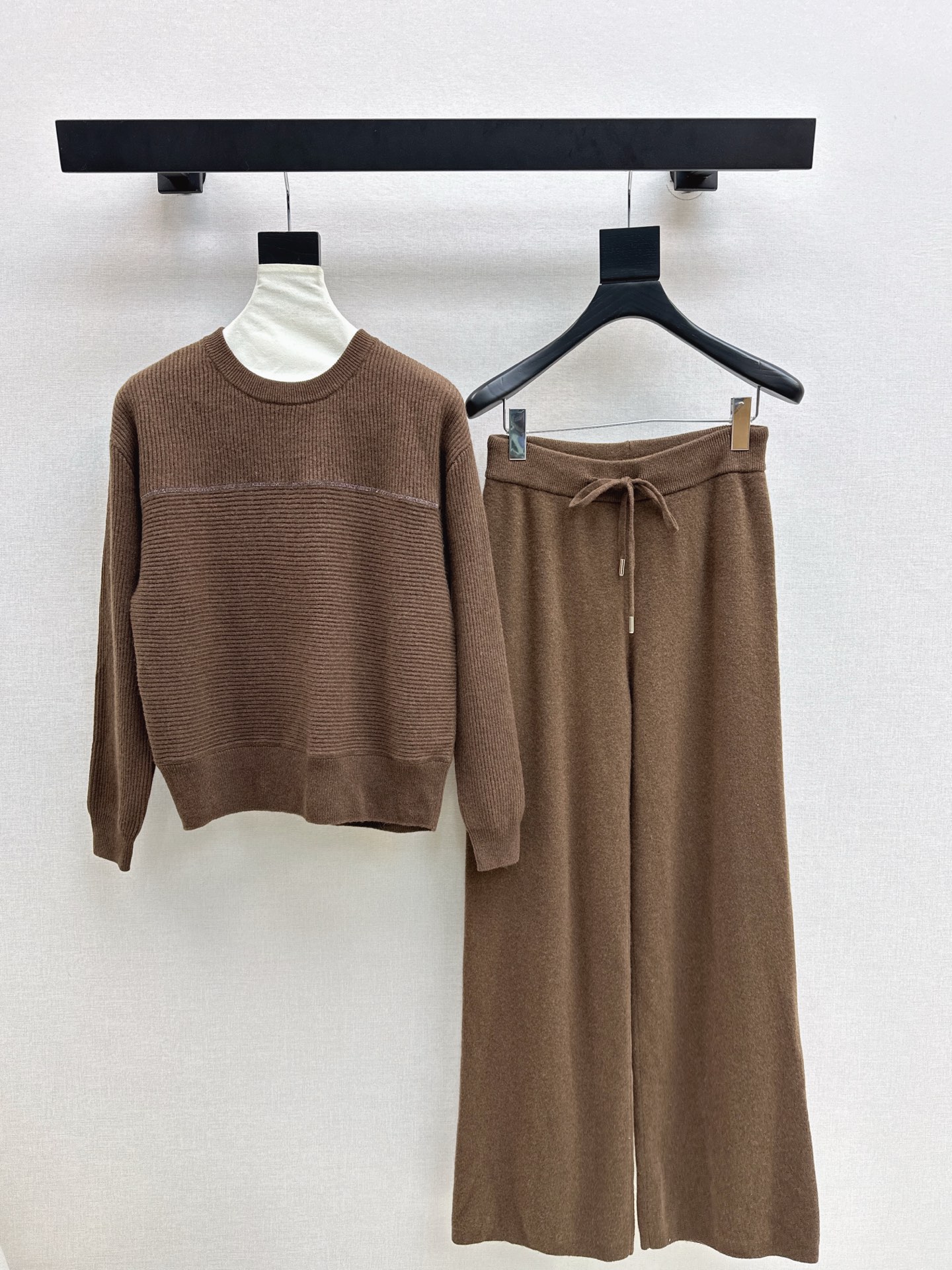 NO:547378,aExclusive model ~ Bc 25Ss———The latest knitted suit for autumn and winter. Minimalist round neck sweater + elastic waist straight pants. Exquisite beauty. The overall feeling is particularly simple and elegant. A set of matching gives you a gentle, beautiful and charming feeling. The color and style are impeccable. A must-have set of lazy people looks good no matter how you match it. The fabric is of a unique texture. It uses customized wool fabric. The fabric is very well-equipped. One set is available in three colors. SML, sweaters, alexander wang.19860909a独家款 ～ Bc 25Ss———秋冬最新款针织套装 极简风圆领毛衣+松紧腰直筒裤 精致美感 整体给人感觉特别的简约大气 一套搭配起来给你人一种温柔美丽动人的感觉 颜色跟版型都无可挑剔 懒人必备一套怎么搭都好看 面料质感一绝 采用的是定制羊毛面料 面料很到位 一套出 三色现货发售sml,,sweaters,alexander wang,Women's clothing