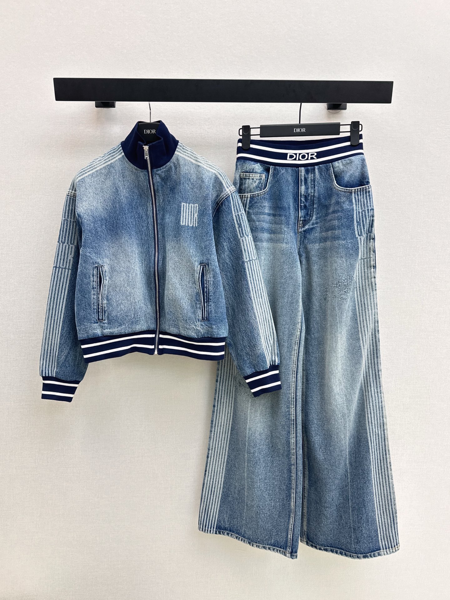 NO:547379,CD 25Ss———The latest casual denim suit for autumn and winter, stand-alone denim jacket + straight pants, super fashionable new denim, fermented wash, personalized tone, cool and cool, custom-made high-quality twill cotton-washed denim fabric, delicate texture, natural cotton, not only soft, fermented color, not picky, classic color, super beautiful, one color is available for sale in stock,, jackets & coats, alexander wang19860909CD 25Ss————秋冬最新款休闲牛仔套装立领牛仔外套+直筒裤 超时髦新款丹宁牛仔 酵洗个性色调上身又酷又飒爽 采用定制高品质斜纹棉质水洗牛仔面料 纹理细腻棉感自然 既有筋骨感又不失柔软 酵洗色不挑人的经典色 超级漂亮 一色现货发售sml 外,,jackets & coats,alexander wang,Women's clothing