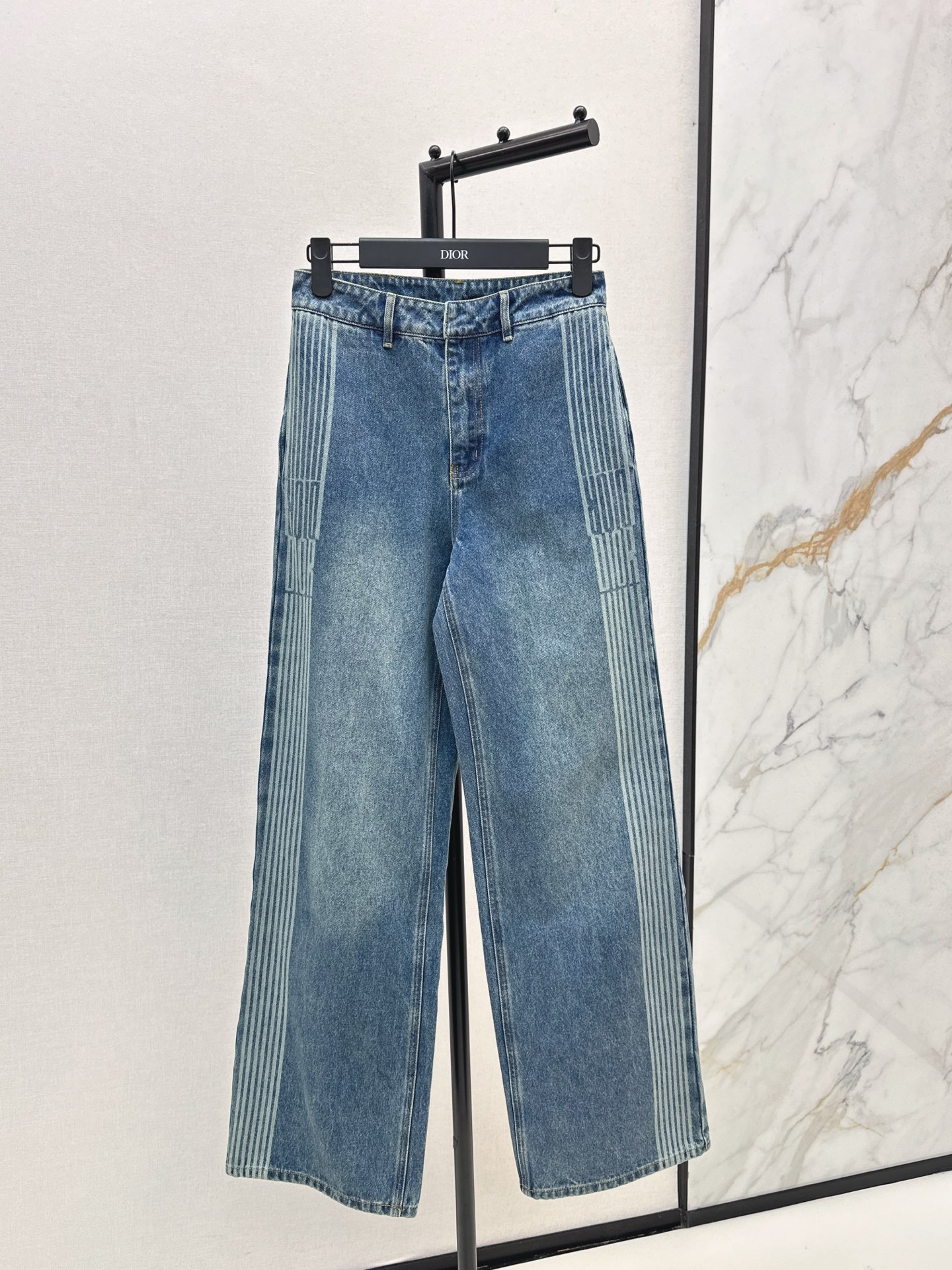 NO:547377,CD 25Ss———The latest trendy denim suit in autumn and winter plush lapel inner denim jacket + trousers Washed old retro blue/carbon gray black optional coat, shoulder drop rope design, inner letter printing, plush hat with obvious graininess, warm and comfortable waist bee CD logo embroidery + rotator sleeve pants legs outside laser letter webbing light up details Low-key highlighting brand style Fashionable and simple Matched with straight trousers in the same series Modify the lengthening ratio of legs Two colors development SML, Jackets & coats, Hats, Alexander wang19860909CD 25Ss————秋冬最新款时髦牛仔套装毛绒翻领内里牛仔外套+长裤 水洗做旧复古蓝/碳灰黑色可选 外套落肩抽绳设计 内里字母印花 毛绒帽子颗粒感明显 保暖舒适 腰侧蜜蜂CD徽标刺绣+肩袖裤腿外侧激光字母织带点亮细节 低调彰显品牌风格 时髦简约 搭配同系列直筒长裤 修饰腿型拉长比例 两色分开发 现货发售sml,,jackets & coats,hats,alexander wang,Women's clothing