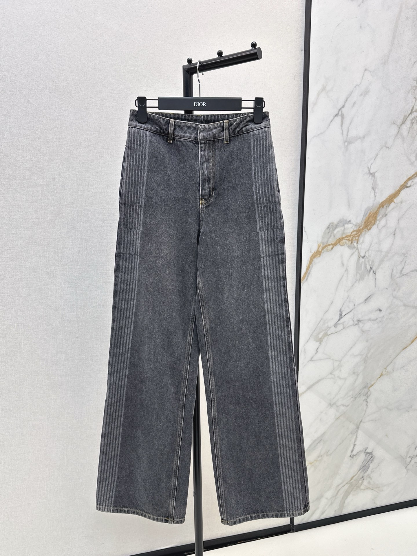 NO:547368,CD 25Ss———The latest trendy denim suit in autumn and winter plush lapel inner denim jacket + trousers Washed old retro blue/carbon gray black optional coat, shoulder drop rope design, inner letter printing, plush hat with obvious graininess, warm and comfortable waist bee CD logo embroidery + rotator sleeve pants legs outside laser letter webbing light up details Low-key highlighting brand style Fashionable and simple Matched with straight trousers in the same series Modify the lengthening ratio of legs Two colors development SML, Jackets & coats, Hats, Alexander wang19860909CD 25Ss————秋冬最新款时髦牛仔套装毛绒翻领内里牛仔外套+长裤 水洗做旧复古蓝/碳灰黑色可选 外套落肩抽绳设计 内里字母印花 毛绒帽子颗粒感明显 保暖舒适 腰侧蜜蜂CD徽标刺绣+肩袖裤腿外侧激光字母织带点亮细节 低调彰显品牌风格 时髦简约 搭配同系列直筒长裤 修饰腿型拉长比例 两色分开发 现货发售sml,,jackets & coats,hats,alexander wang,Women's clothing