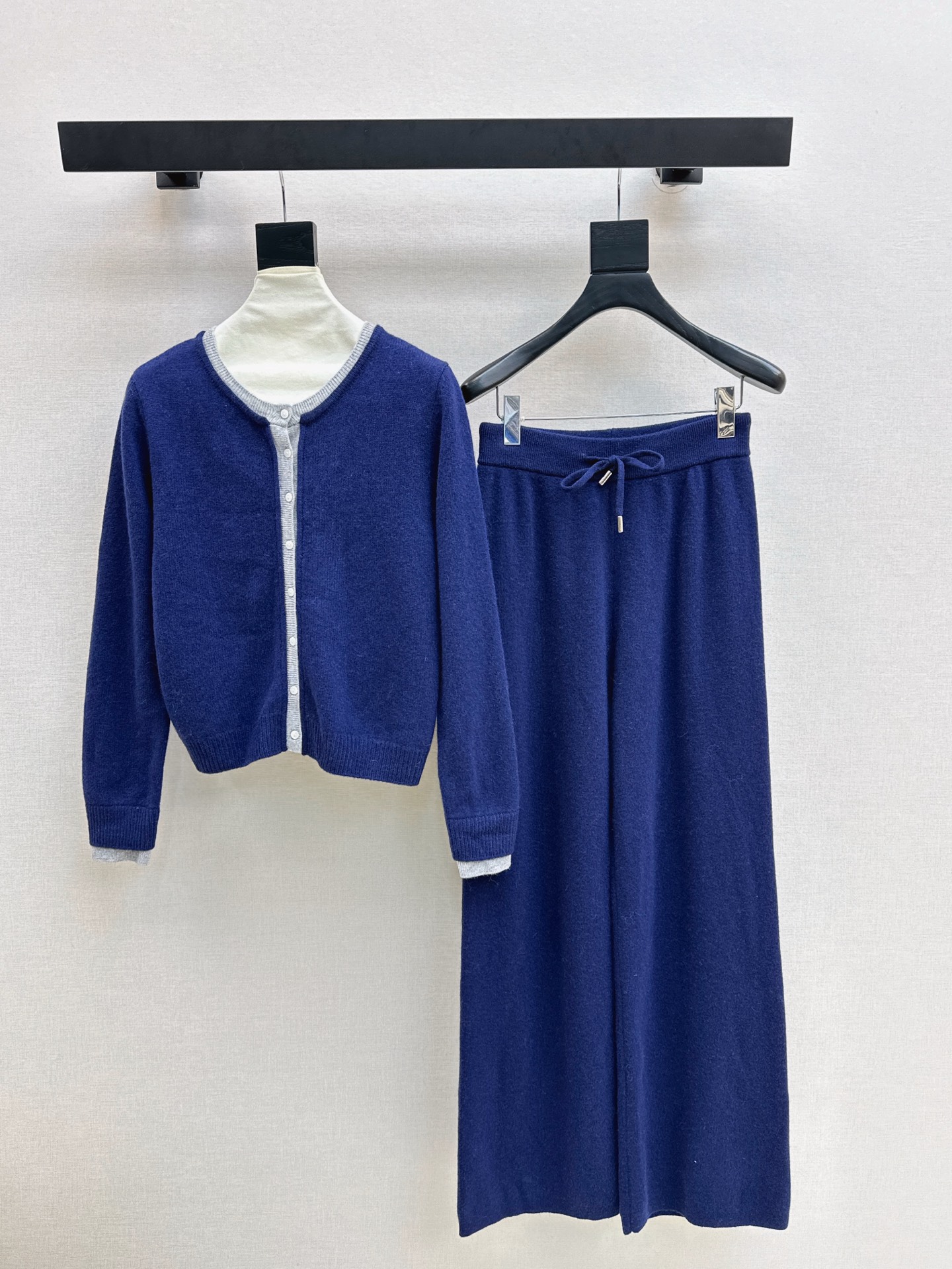 NO:547369,Exclusive model ~ LP 25Ss———The latest knitted suit for autumn and winter. Minimalist style contrasting edge round neck cardigan + elastic waist straight pants. Exquisite beauty. The overall feeling is particularly simple and elegant. A set of matching gives you a gentle, beautiful and charming feeling. The color and style are impeccable. A must-have set of lazy people looks good no matter how you match it. The fabric is of a unique texture. It uses customized wool fabric. The fabric is very well-equipped. One set is available in three colors. SML, loro piano, alexander wang.19860909独家款 ～ LP 25Ss———秋冬最新款针织套装 极简风撞色边圆领开衫+松紧腰直筒裤 精致美感 整体给人感觉特别的简约大气 一套搭配起来给你人一种温柔美丽动人的感觉 颜色跟版型都无可挑剔 懒人必备一套怎么搭都好看 面料质感一绝 采用的是定制羊毛面料 面料很到位 一套出 三色现货发售sml,,loro piana,alexander wang,Women's clothing