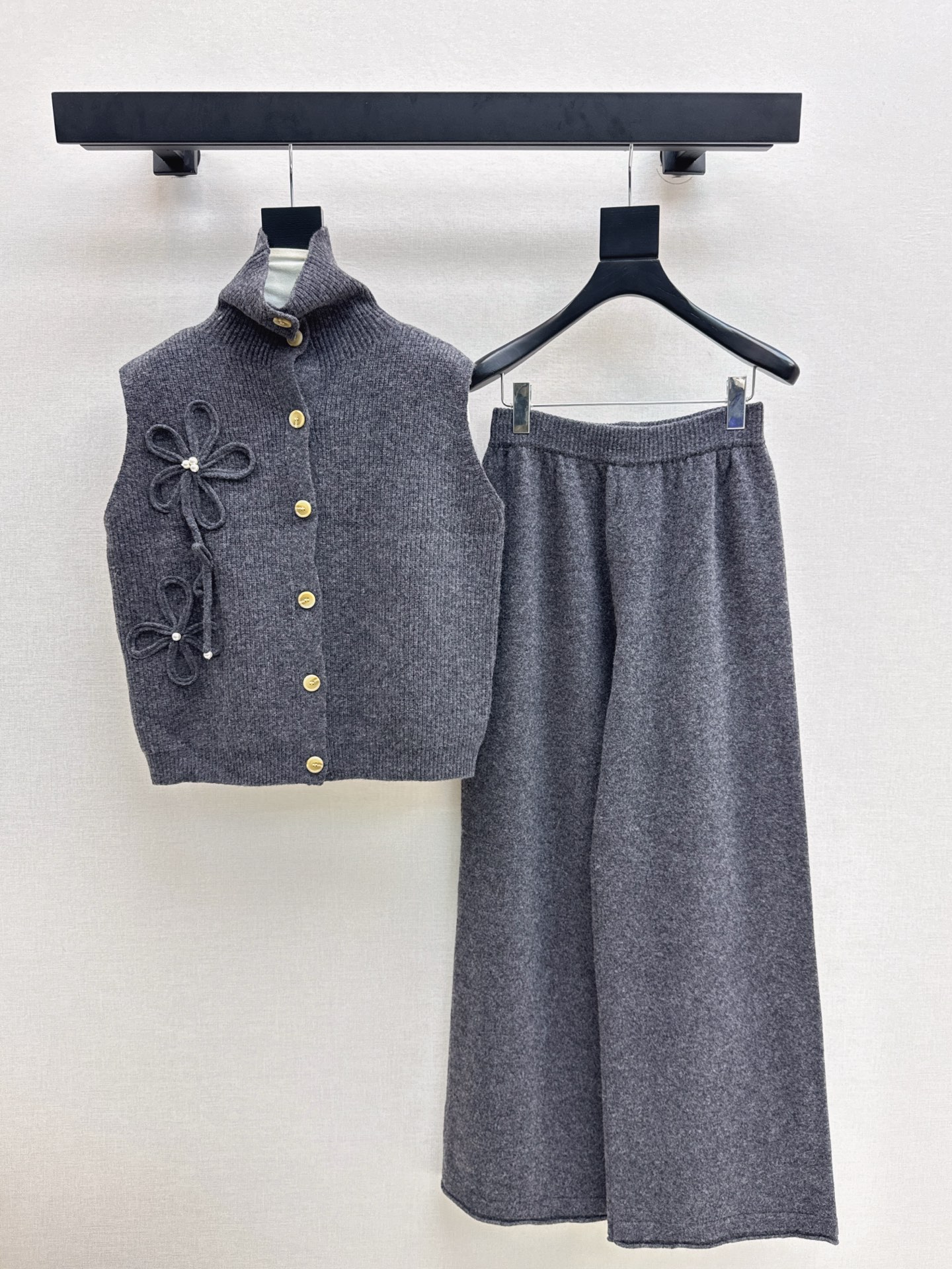 NO:547365,Exclusive model ~ C home 25Ss———The latest sleeveless knitted suit for early autumn, three-dimensional flower-decorated high-neck sleeveless sweater + elastic waist straight pants, exquisite beauty, the overall feeling is particularly simple and elegant, one set matches you with a gentle, beautiful and charming feeling, the color and style are impeccable, the must-have set looks good no matter how you match it, the fabric is of a unique texture, custom wool fabric, the details are very good, one set is out, two colors are on sale in stock, chanel, sweaters, alexander wang19860909独家款～ C家 25Ss———早秋最新款无袖针织套装 立体花朵装饰高领无袖毛衣+松紧腰直筒裤 精致美感 整体给人感觉特别的简约大气 一套搭配起来给你人一种温柔美丽动人的感觉 颜色跟版型都无可挑剔 懒人必备一套怎么搭都好看 面料质感一绝 采用的是定制羊毛面料 细节很到位 一套出 两色现货发售sml,,chanel,sweaters,alexander wang,Women's clothing