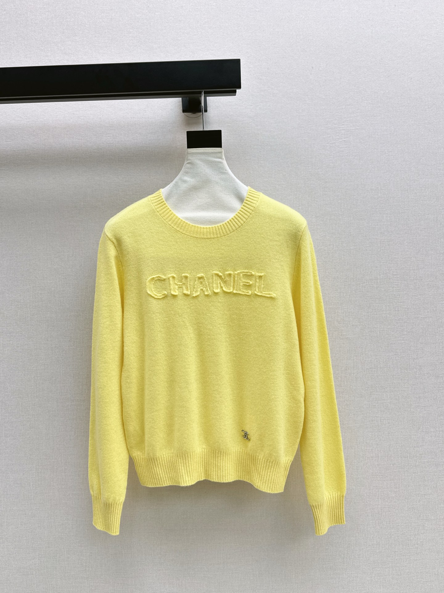 NO:547356,Exclusive first launch C home 25Ss———The latest logo embroidered decorative pullover sweater in early autumn is 100% wool texture and soft texture full of exquisiteness. The texture of the woven surface is soft and not losing muscles. The upper body is three-dimensional and stylish. It is easy to reduce age in daily life. It looks good with various skirts and trousers~~Three colors are available in stock. SML, chanel, skirts, alexander wang19860909独家首发 C家 25Ss———早秋最新款logo刺绣装饰套头针织衫百分百羊毛质地质感软糯满满的精致感 织面质感柔软又不失筋骨 上身立体有型 日常轻松减龄 搭配各式裙装裤装都好看～～三色现货发售sml,,chanel,skirts,alexander wang,Women's clothing