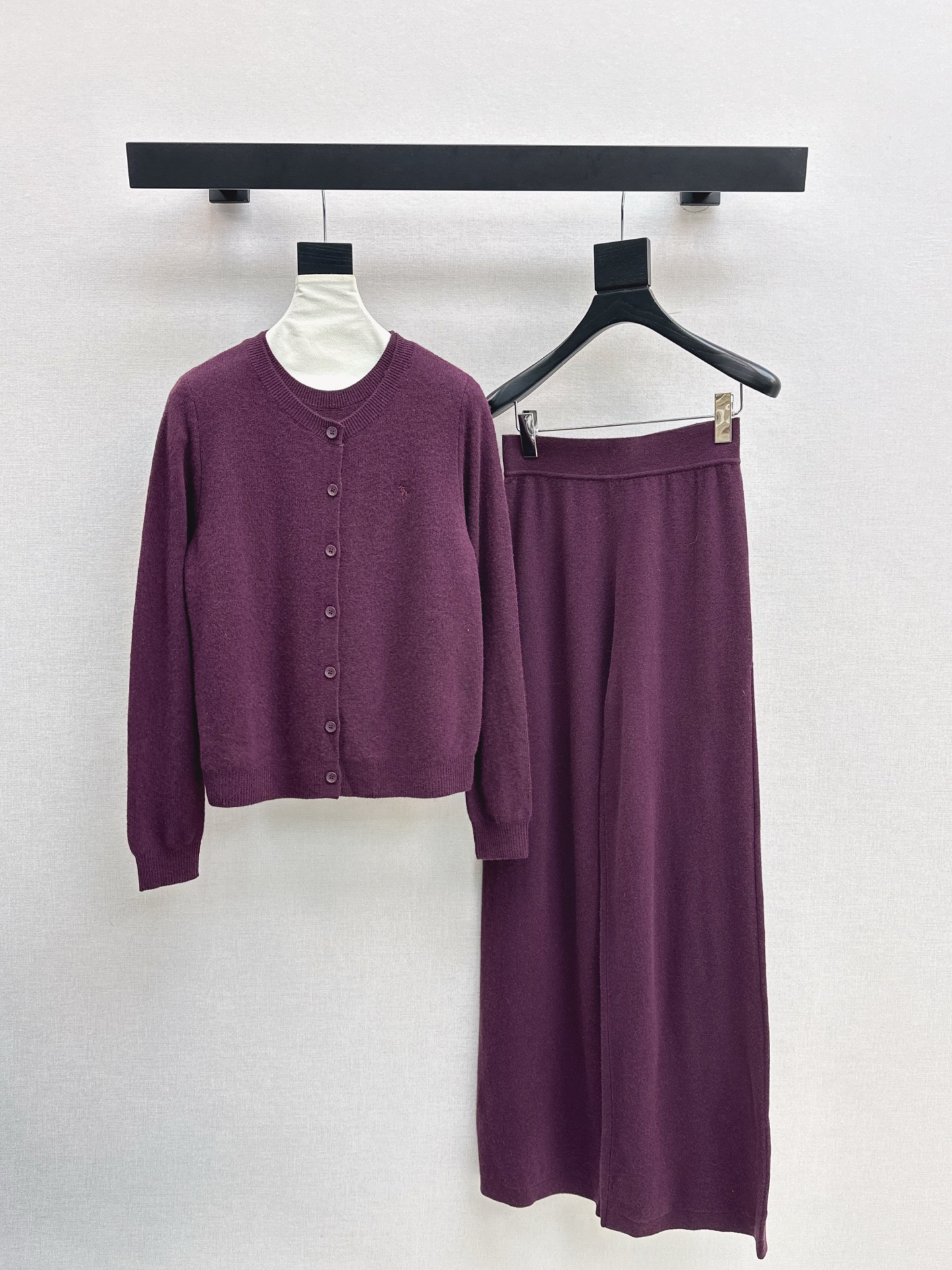 NO:547348,Exclusive model ~ RL 25Ss———The latest knitted suit for autumn and winter. Two-piece fake round-neck pullover sweater + elastic waist straight pants. Exquisite beauty. The overall feeling is particularly simple and elegant. A set of matching gives you a gentle, beautiful and charming feeling. The color and style are impeccable. A must-have set of lazy people looks good no matter how you match it. The fabric is of a unique texture. It uses customized wool fabric. The fabric is very well-equipped. One set is released in four colors. SML, sweaters, alexander wang.19860909独家款 ～ RL 25Ss———秋冬最新款针织套装 假两件做法圆领套头毛衣+松紧腰直筒裤 精致美感 整体给人感觉特别的简约大气 一套搭配起来给你人一种温柔美丽动人的感觉 颜色跟版型都无可挑剔 懒人必备一套怎么搭都好看 面料质感一绝 采用的是定制羊毛面料 面料很到位 一套出 四色现货发售sml,,sweaters,alexander wang,Women's clothing