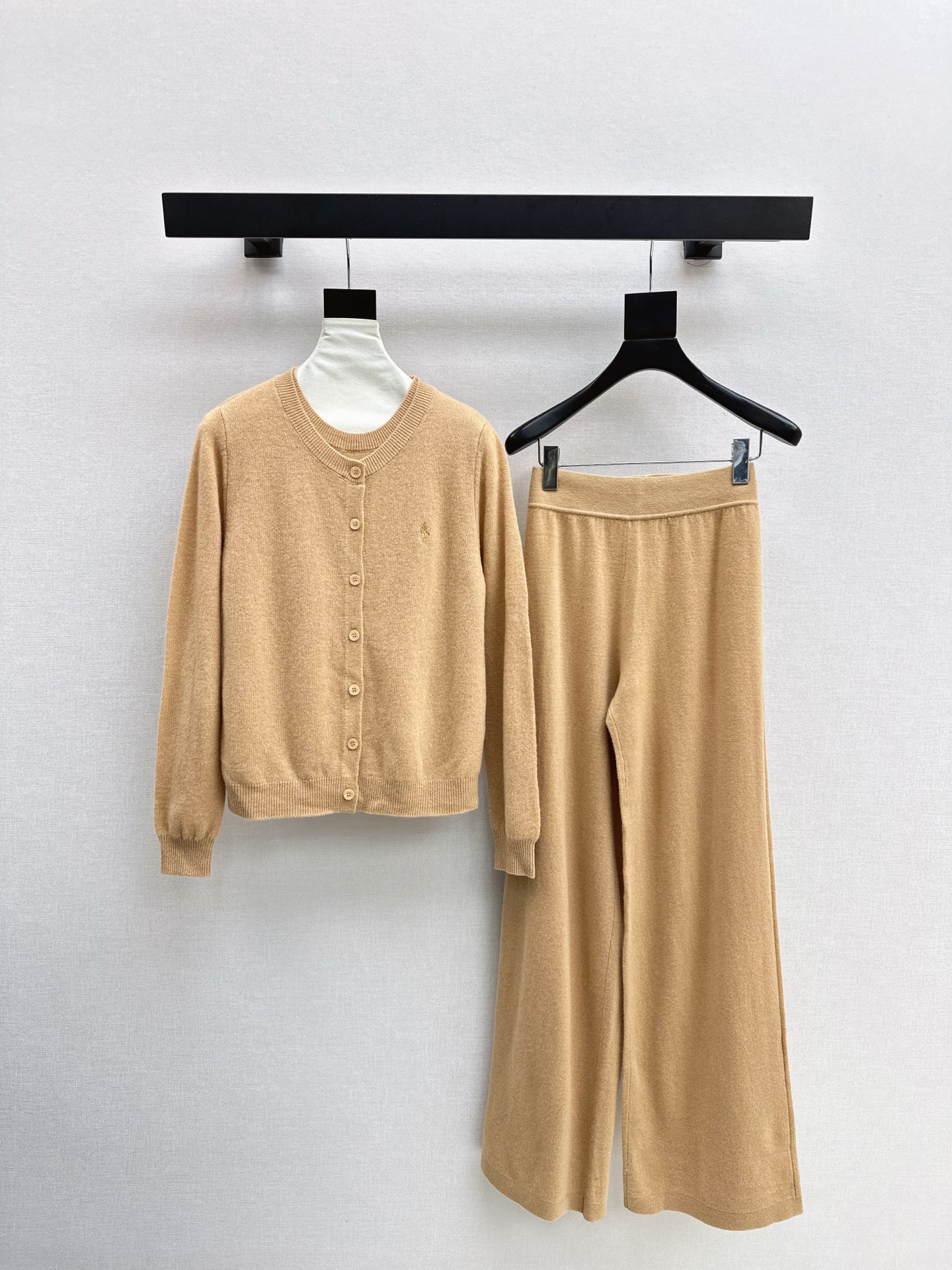 NO:547344,aExclusive model ~ RL 25Ss———The latest knitted suit for autumn and winter. Two-piece fake round-neck pullover sweater + elastic waist straight pants. Exquisite beauty. The overall feeling is particularly simple and elegant. A set of matching gives you a gentle, beautiful and charming feeling. The color and style are impeccable. The must-have set of lazy people looks good no matter how you match it. The texture of the fabric is unique. Custom wool fabric is used. The fabric is very well-equipped. One set is released. Four colors are available in stock. SML, sweaters, alexander wang.19860909a独家款 ～ RL 25Ss———秋冬最新款针织套装 假两件做法圆领套头毛衣+松紧腰直筒裤 精致美感 整体给人感觉特别的简约大气 一套搭配起来给你人一种温柔美丽动人的感觉 颜色跟版型都无可挑剔 懒人必备一套怎么搭都好看 面料质感一绝 采用的是定制羊毛面料 面料很到位 一套出 四色现货发售sml,,sweaters,alexander wang,Women's clothing