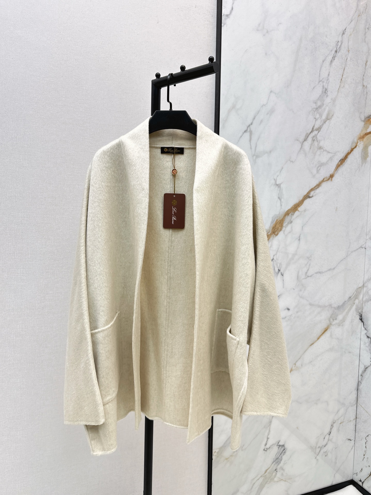 NO:547375,With dust bag LP 25Ss———The latest wool double-sided nickel mid-length jacket in autumn and winter. Retro British style. The mid-length upper body makes the body look more relaxed and moderately tailored. More inclusive. Daily recommendations. Wool wool double-sided nickel fabric. Three-color spot-on sml, loro piano, jackets & coats, alexander wang19860909配防尘袋LP 25Ss————秋冬最新款羊毛双面尼中长款外套 复古英伦风气质 中长款上身更加显身材 松弛有度剪裁 比较有包容性 日常推荐 羊毛羊毛双面尼面料 三色现货发售sml,,loro piana,jackets & coats,alexander wang,Women's clothing