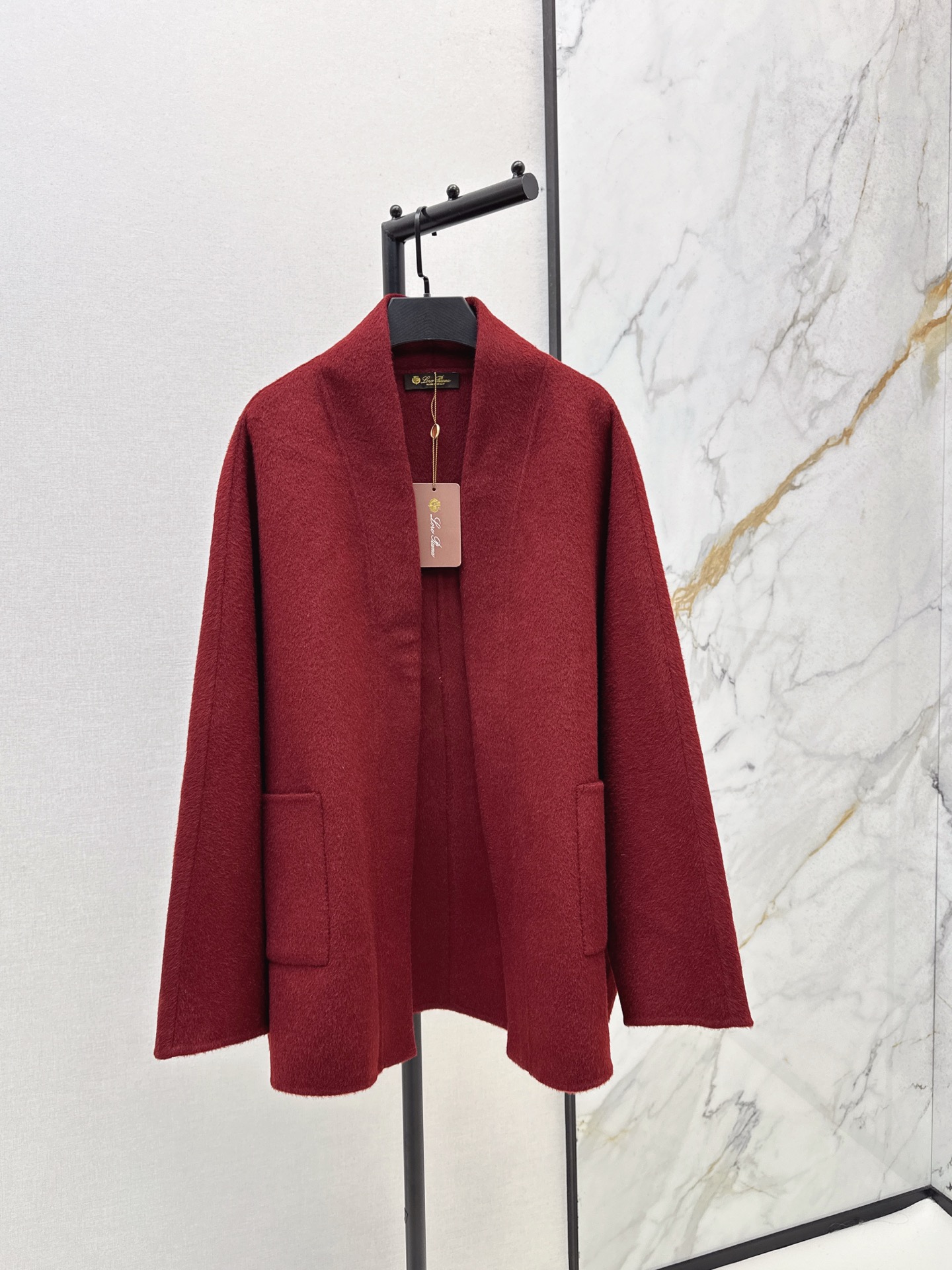 NO:547370,With dust bag LP 25Ss———The latest wool double-sided nickel mid-length jacket in autumn and winter. Retro British style. The mid-length upper body makes the body look more relaxed and moderately tailored. More inclusive. Daily recommendations. Wool wool double-sided nickel fabric. Three-color spot-on sml, loro piano, jackets & coats, alexander wang19860909配防尘袋LP 25Ss————秋冬最新款羊毛双面尼中长款外套 复古英伦风气质 中长款上身更加显身材 松弛有度剪裁 比较有包容性 日常推荐 羊毛羊毛双面尼面料 三色现货发售sml,,loro piana,jackets & coats,alexander wang,Women's clothing