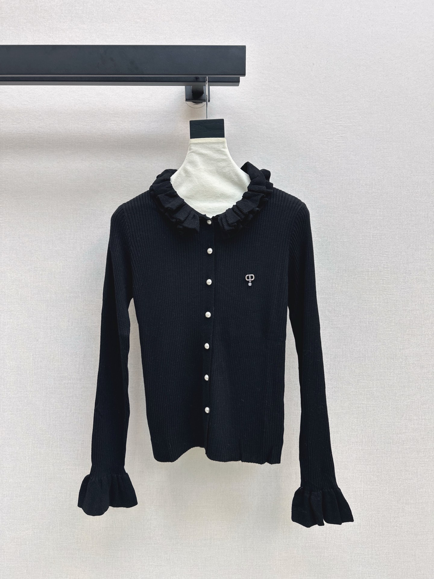 NO:547363,Elegant temperament CD 25Ss———The latest French fungus lace knitted base shirt in autumn and winter, a whole gray is very delicate and visually sensible. It can easily open up the fashionable early autumn. Whether it is worn alone or with a layered jacket, it looks very good. The fungus lace on the cuffs echoes the neckline. It is very gentle and visually sensible. It looks good when wearing it alone. Two colors are available for sale in stock. Jackets & coats, alexander wang19860909优雅气质 CD 25Ss————秋冬最新款法式木耳花边针织打底衫一整个灰常精致的即视感 轻松开启时髦的早秋 不管是单穿或者打底叠穿外套都很好看 袖口的木耳花边和领口相呼应 很温柔的即视感 内搭单穿都好看 两色现货发售sml,,jackets & coats,alexander wang,Women's clothing