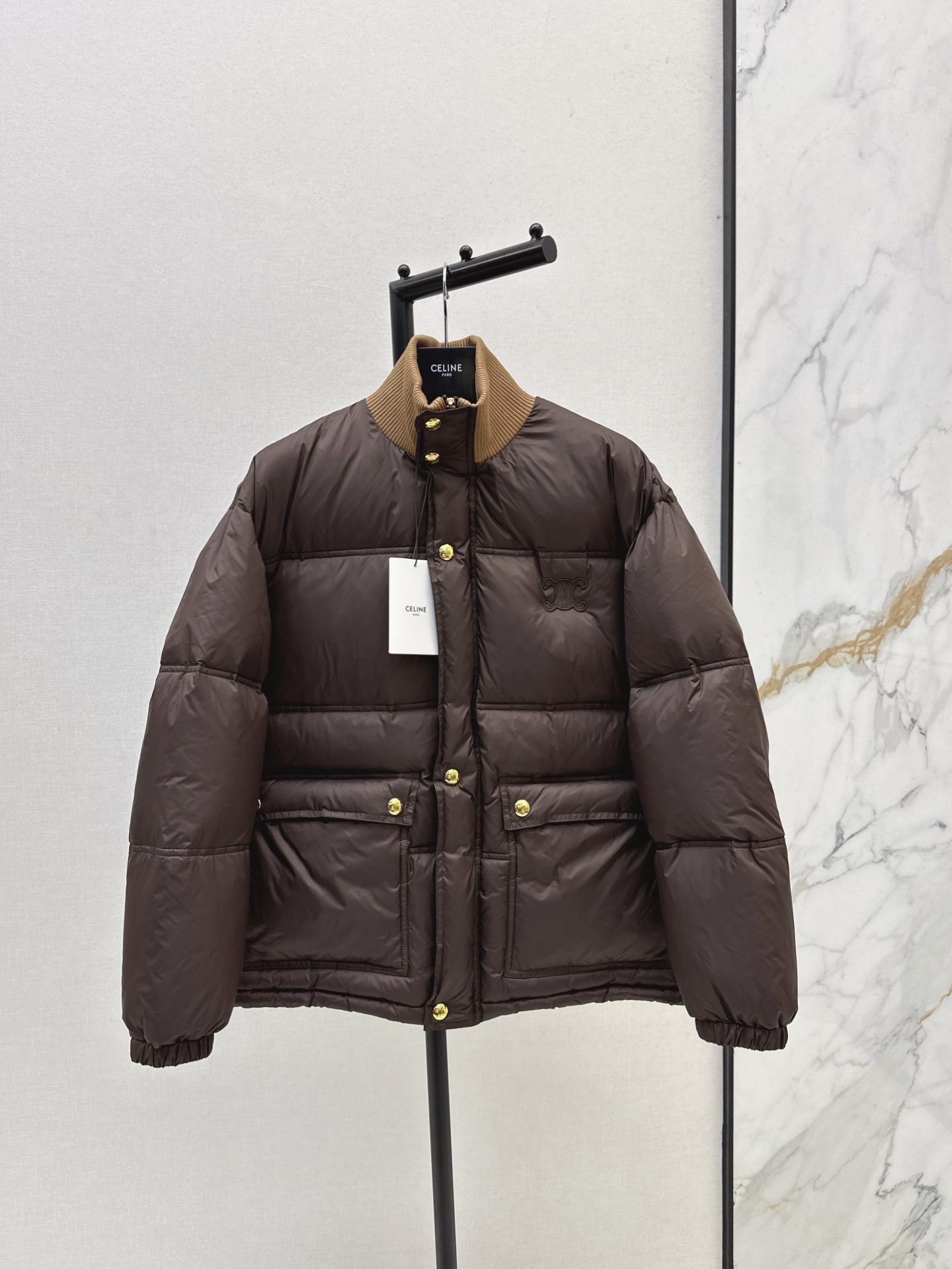 NO:547334,With dust bag CE 25Ss———The latest contrasting threaded Arc decorative upright collar down jacket in autumn and winter, three-dimensional tailoring H-style, fashionable and handsome, positioning letter logo leather logo, national standard 90 white goose down filling, original custom jacquard memory silk logo fabric with soft texture and lightness and comfortable imported machine sewn three-dimensional press line technology Original hardware accessories Extra details Recommended Three-color spot sml,, jackets & coats, down jacket, alexander wang19860909配防尘袋CE 25Ss————秋冬最新款撞色螺纹凯旋门装饰立领羽绒外套 立体剪裁H版型 时髦又帅气 定位字母logo皮牌标志 国标90白鹅绒填充 原版定制提花记忆丝logo面料质感柔软轻盈舒适 进口机缝制立体压线线条工艺 原版五金配件 细节很加分 推荐 三色现货发售sml,,jackets & coats,down jacket,alexander wang,Women's clothing