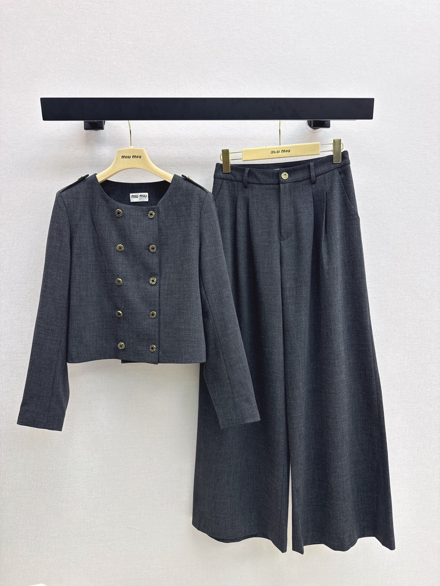 NO:548262,Miu 25Ss———The latest OL temperament suit in autumn and winter, classic round neck double-breasted suit jacket + straight trousers, high-end grey, customized hardware, the upper body is full of fashionable and high-end feel, with its own aura, and the slimming effect is great!  Single-barrel wide-leg pants, which instantly turn into long legs. The fabric is very textured. Fashionable and high-end. The color is super positive. The upper body looks white and cool and handsome. The upper body is full of aura. The length is just right. One set is available in stock. SML, miumiu, jackets & coats, alexander wang.19860909Miu 25Ss————秋冬最新款OL气质套装经典圆领双排扣西服外套+直筒裤 高级格雷灰 定制五金 上身就是满满的时髦高级感搭 自带气场 显瘦效果很赞！单粒扣阔腿裤 秒变大长腿 面料质感很奈斯 时髦又高级 颜色超级正 上身显白又自带酷帅感的经典系列 走路都带风上身气场全开 长度恰到好处 一套出 一色现货发售sml,,miumiu,jackets & coats,alexander wang,Women's clothing