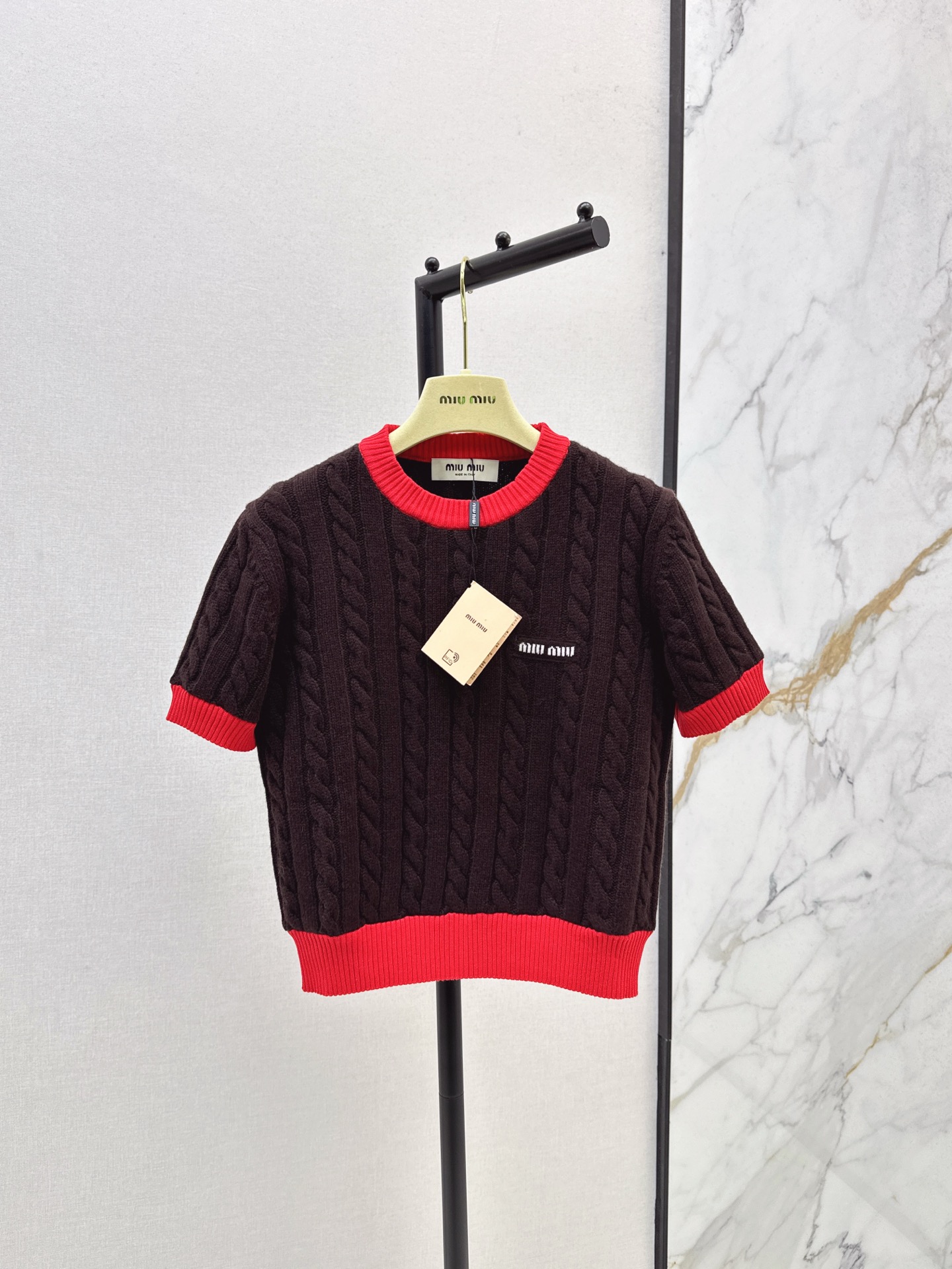 NO:548256,Recommended single models Miu 25Ss———The latest contrasting red-edged twisted knitted tops on the chest Miu small label decoration Short shirt Slim and versatile College style age-reducing One-color spot sale sml, Miumiu, alexander wang19860909爆单款推荐 Miu 25Ss————秋冬最新款撞色红边麻花针织上衣胸前miu小标签装饰 短款小衫 修身百搭 学院风减龄 一色现货发售sml,,miumiu,alexander wang,Women's clothing